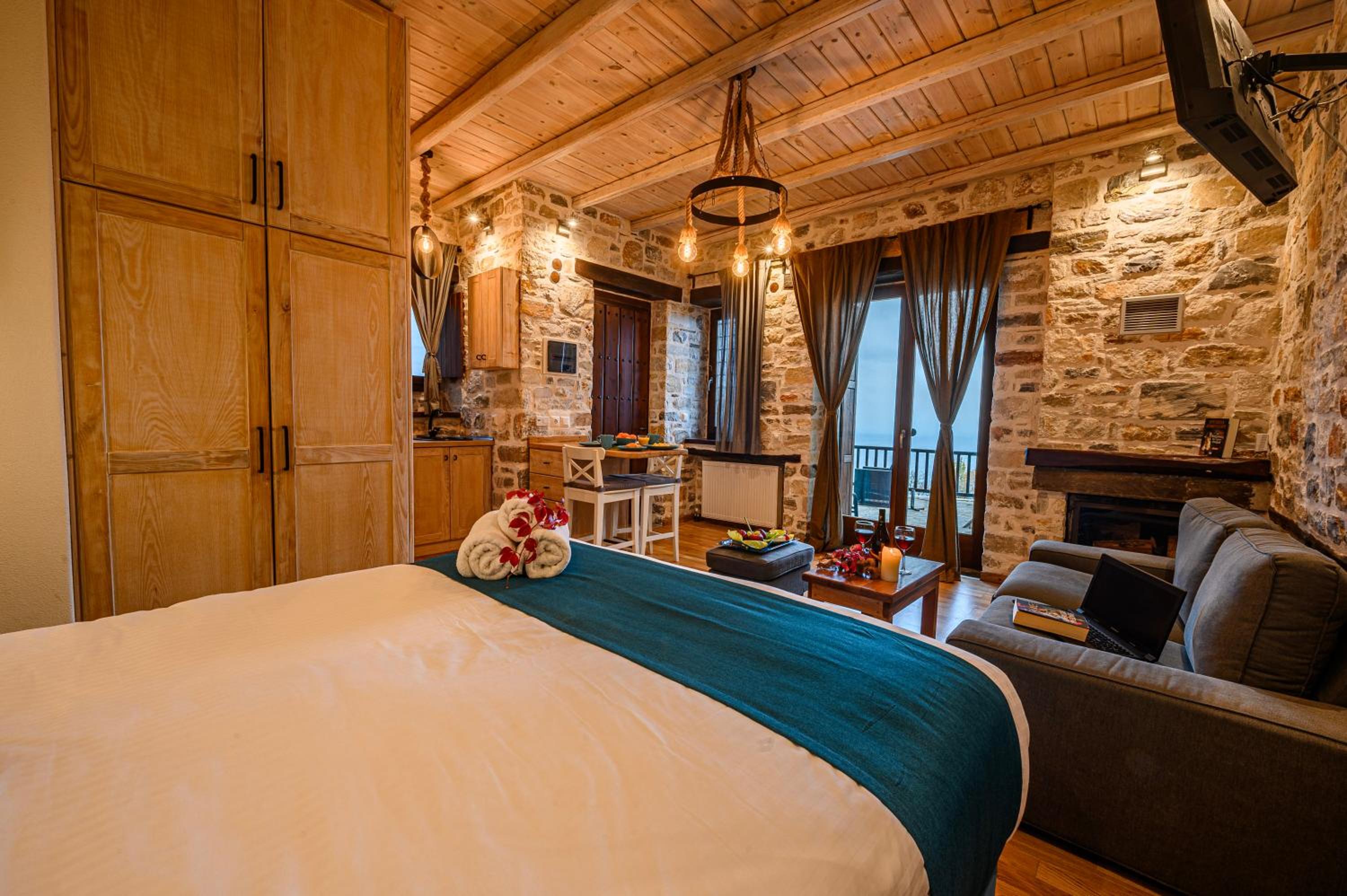 Deluxe Suite with Sea View - Photo 8