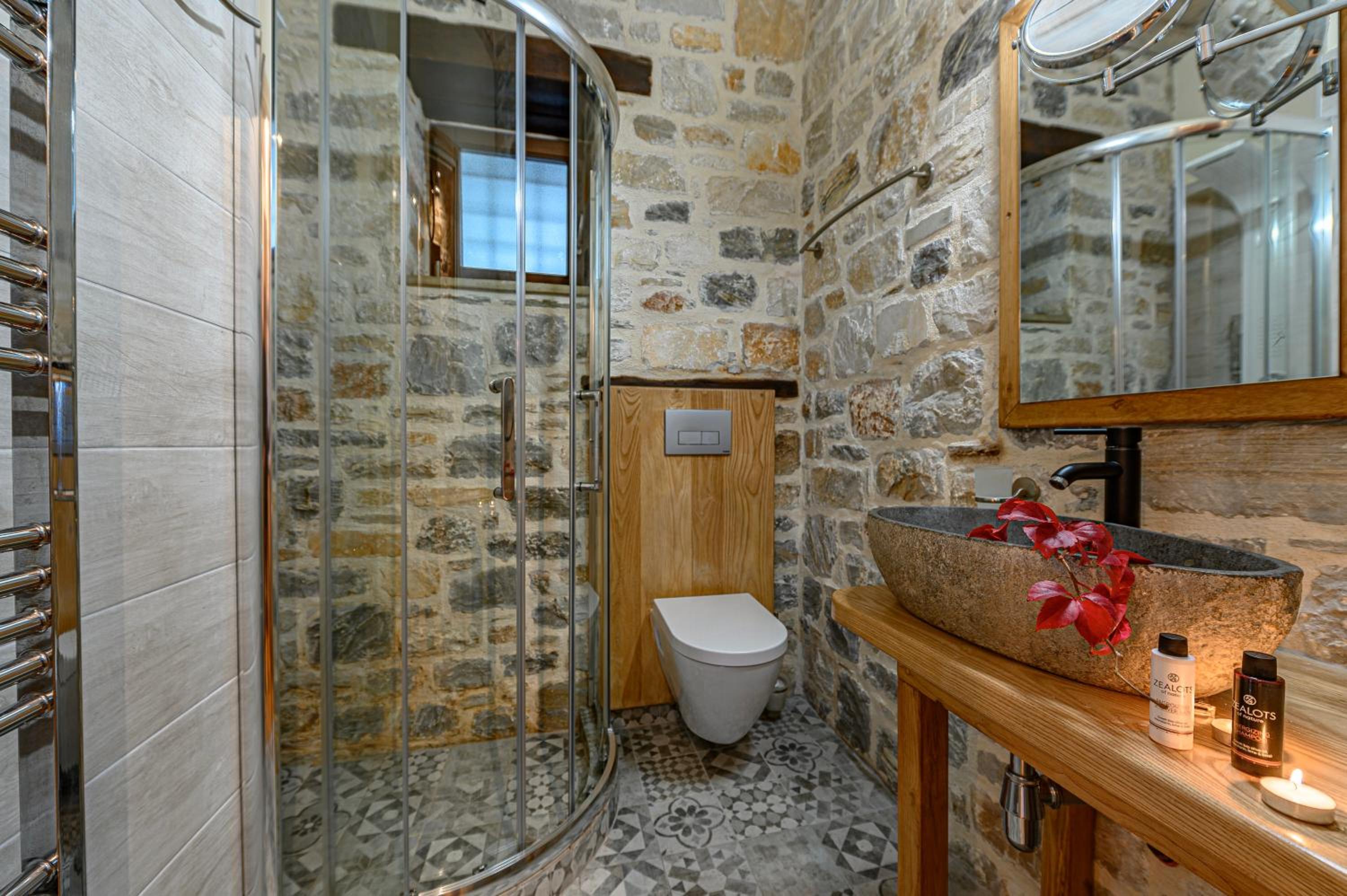 Deluxe Suite with Sea View - Photo 15
