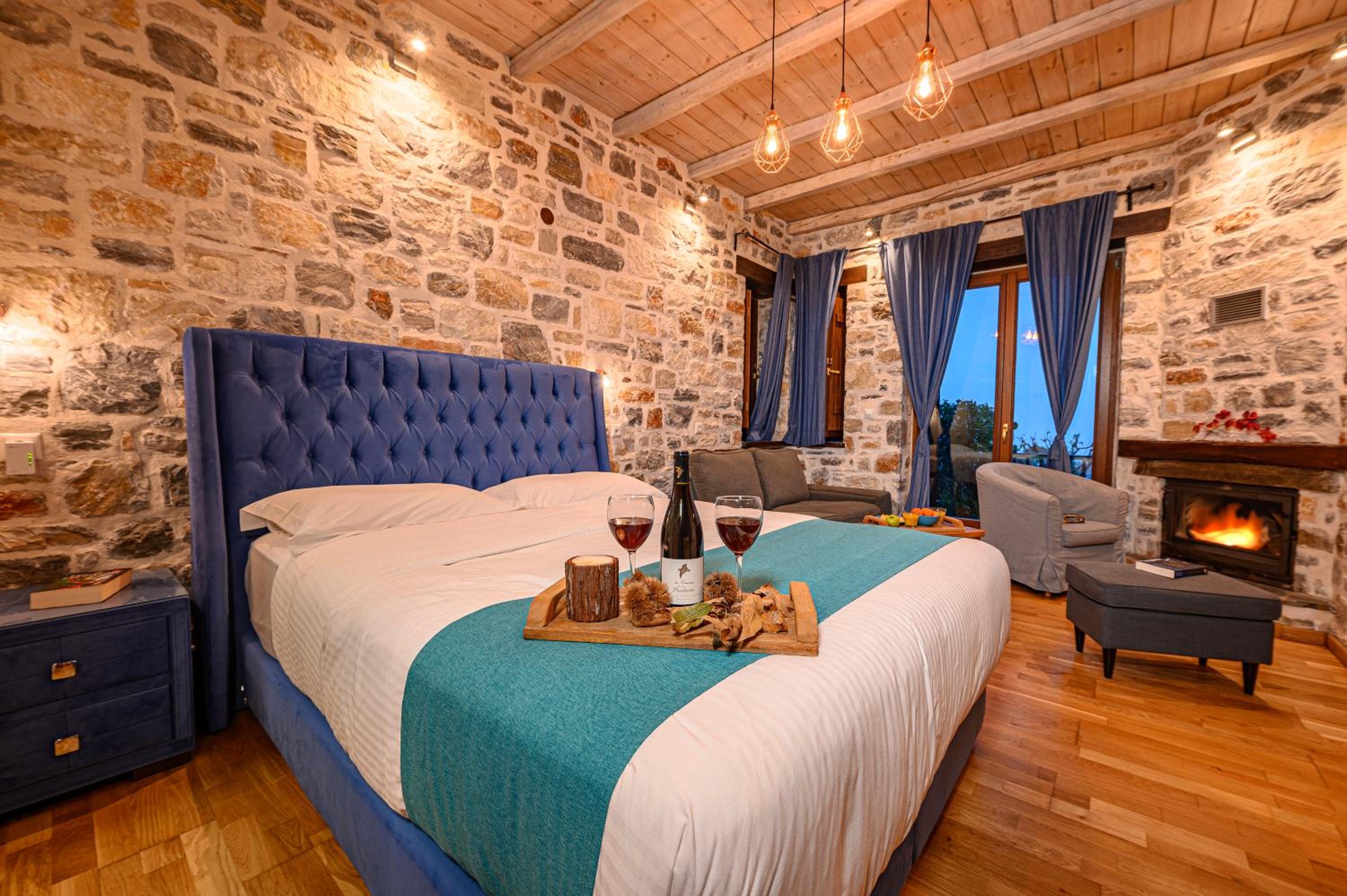 Deluxe Suite with Sea View - Photo 11
