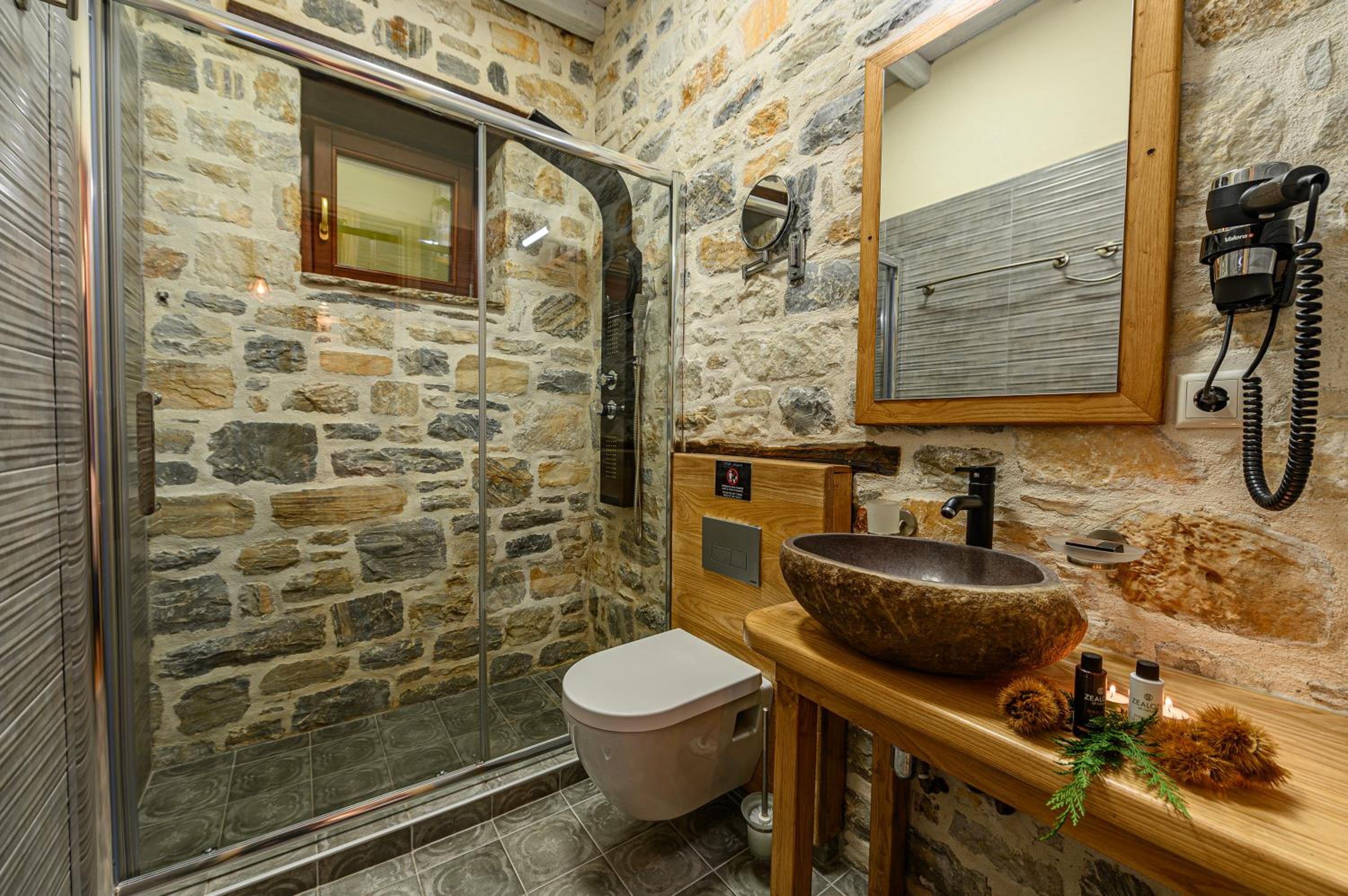 Deluxe Suite with Sea View - Photo 10