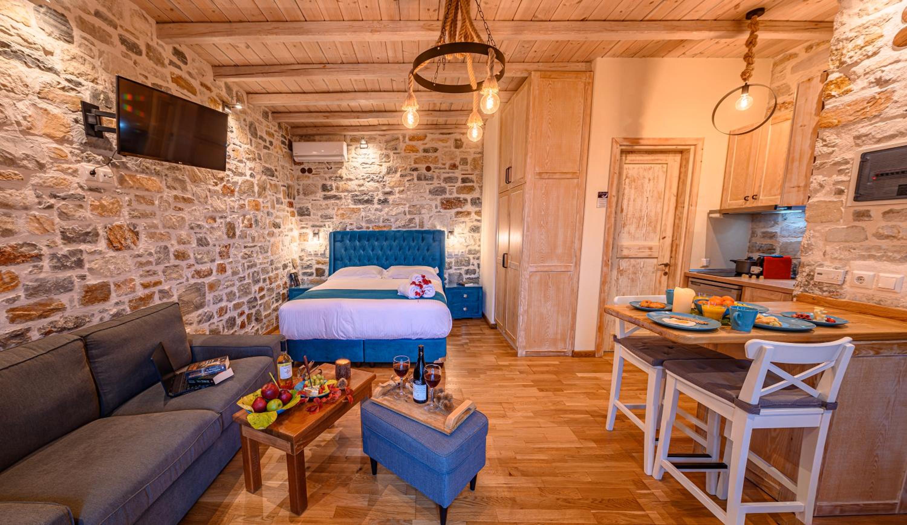 Deluxe Suite with Sea View - Photo 4