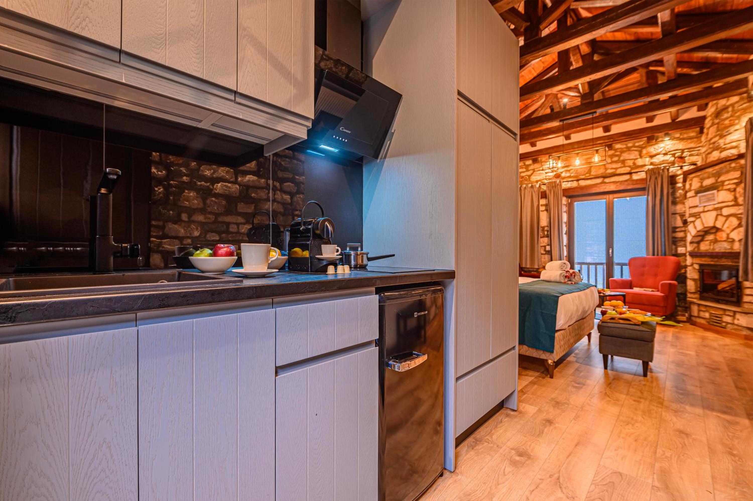 Superior Suite with Sea View - Photo 9
