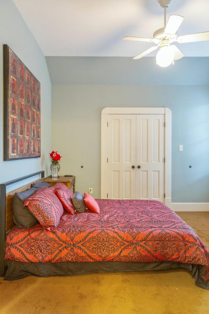 Five-Bedroom House photo 1