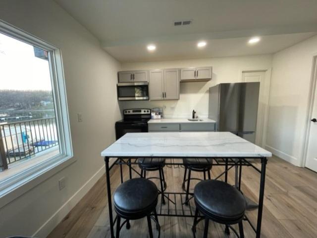 Lakefront Two Bedroom photo 3