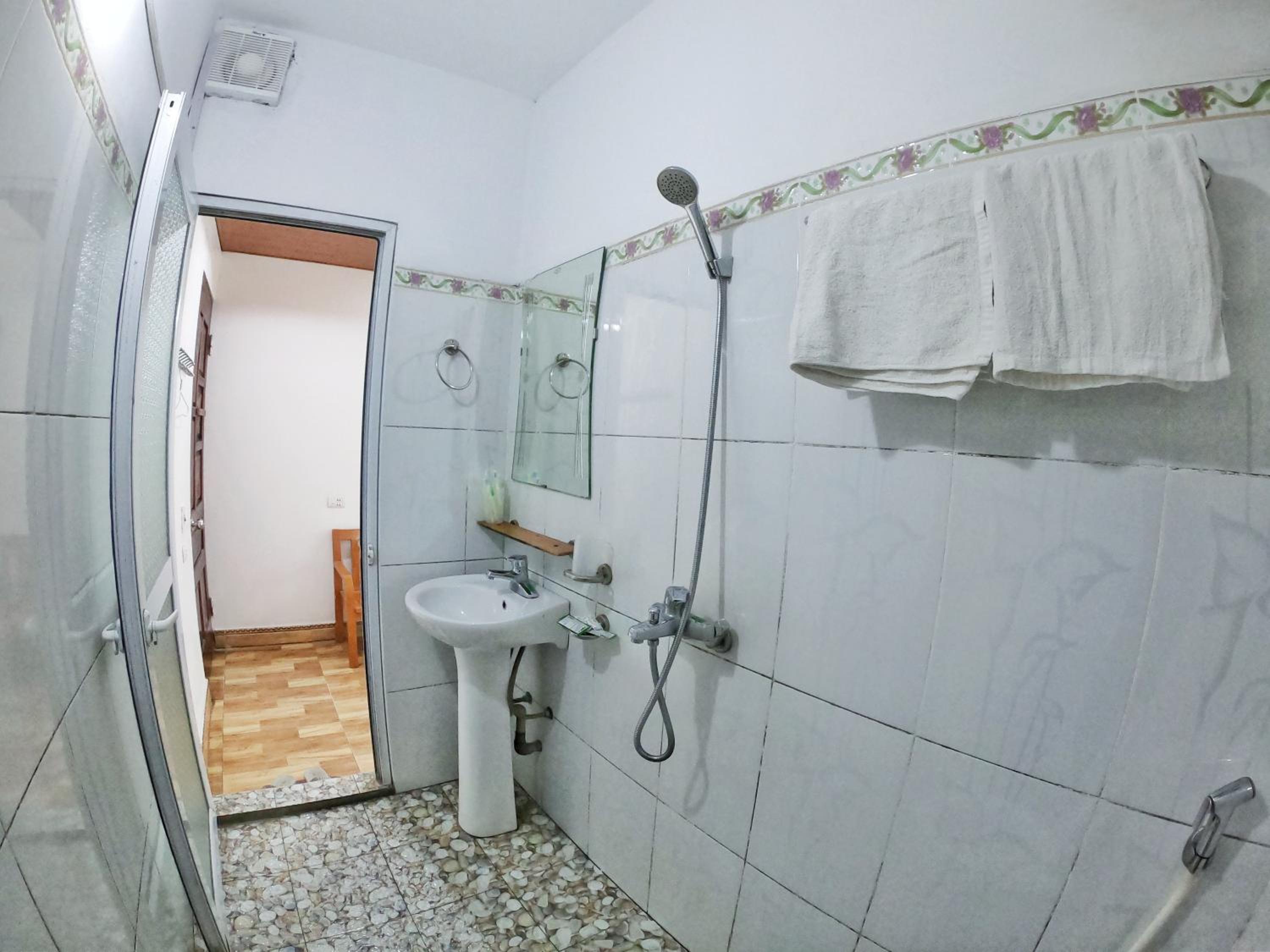 Double Room with Balcony - Photo 13