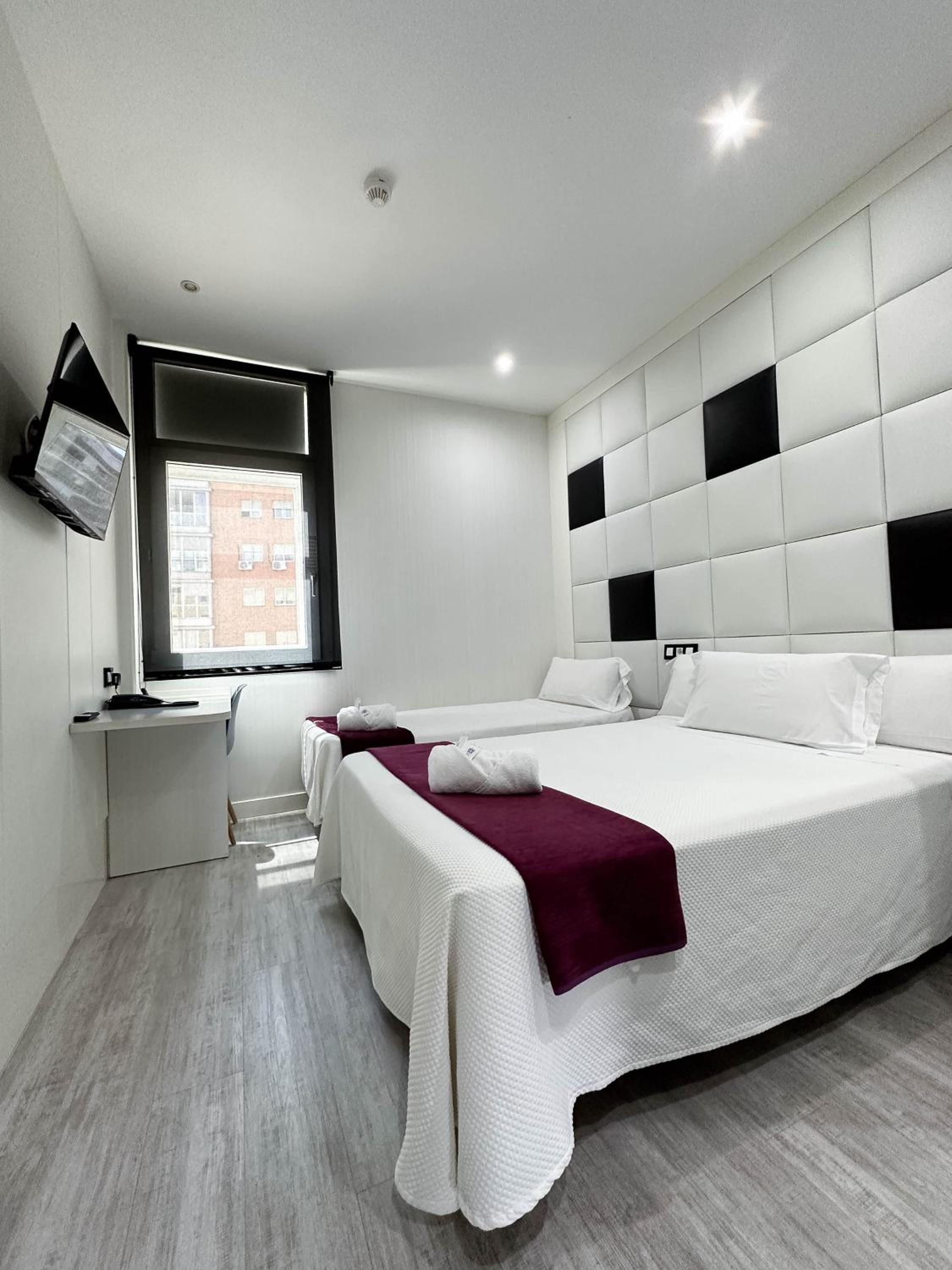 Deluxe Room (2 Adults + 1 Child) - Photo 3