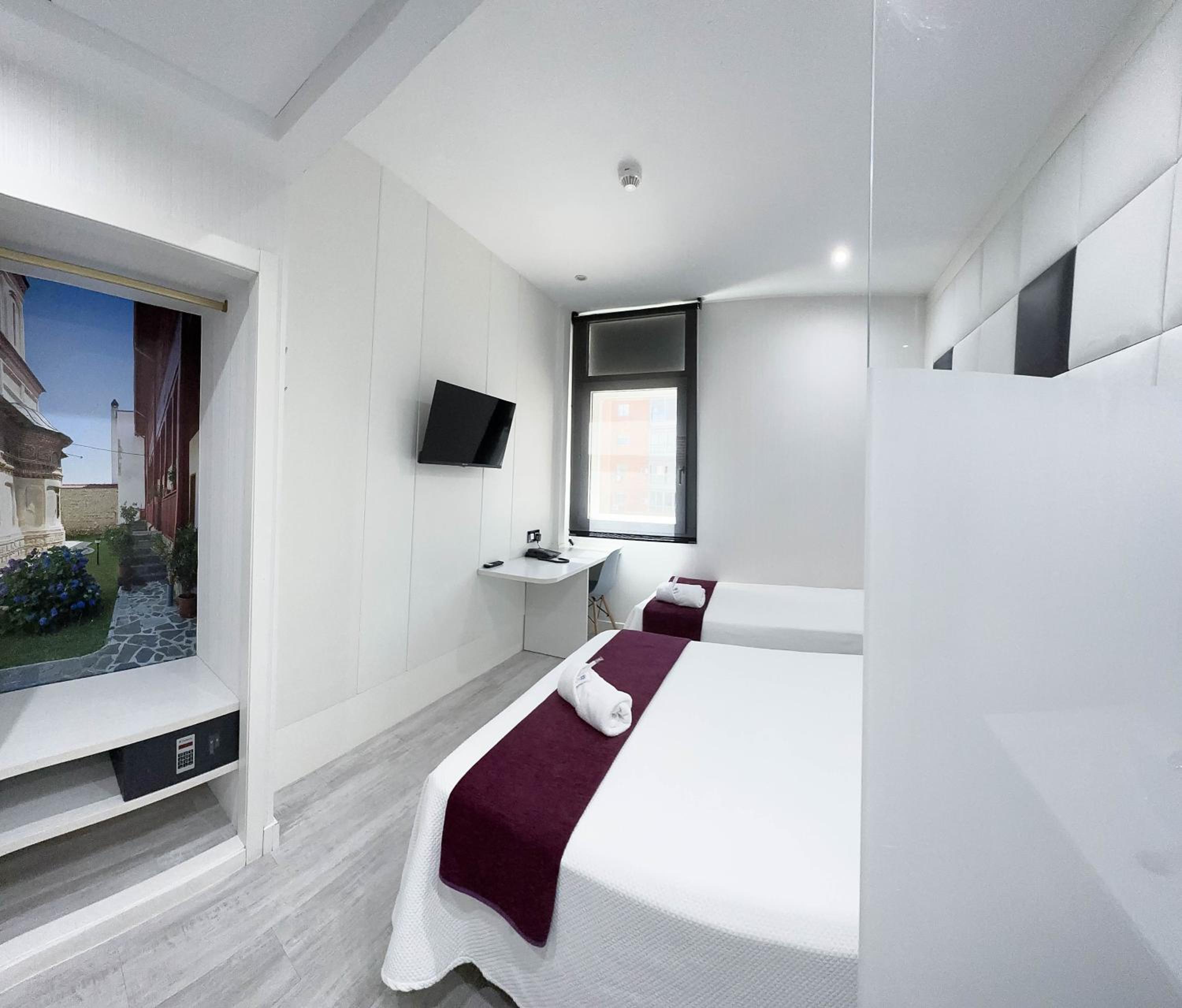 Deluxe Room (2 Adults + 1 Child) - Photo 5