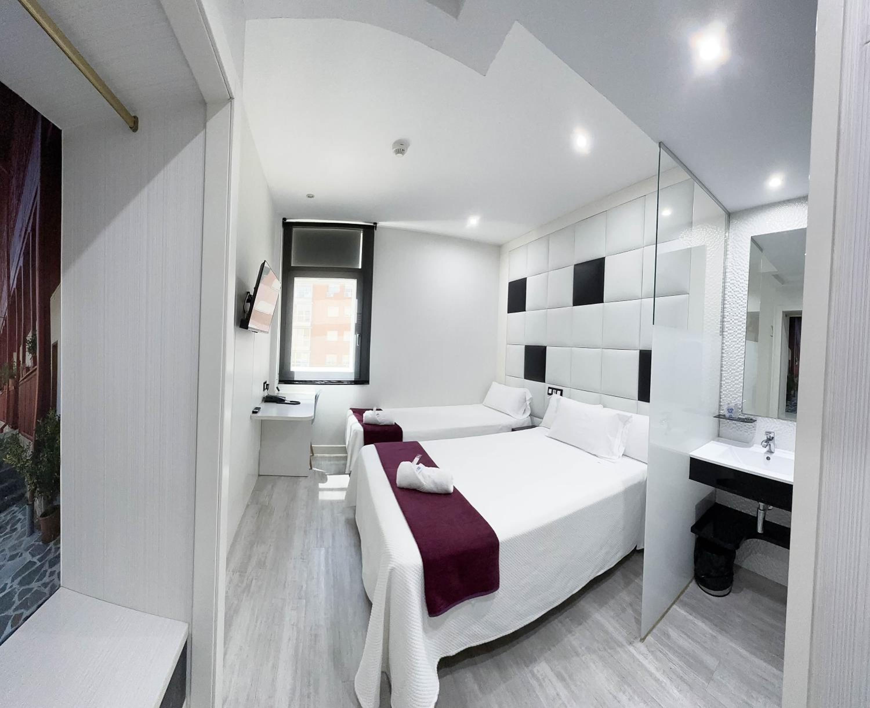 Deluxe Room (2 Adults + 1 Child) - Photo 4