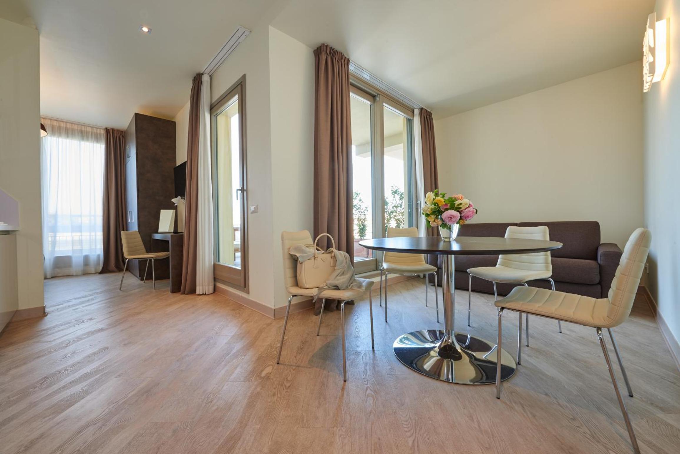 Suite with Terrace - kitchen & Pool Access