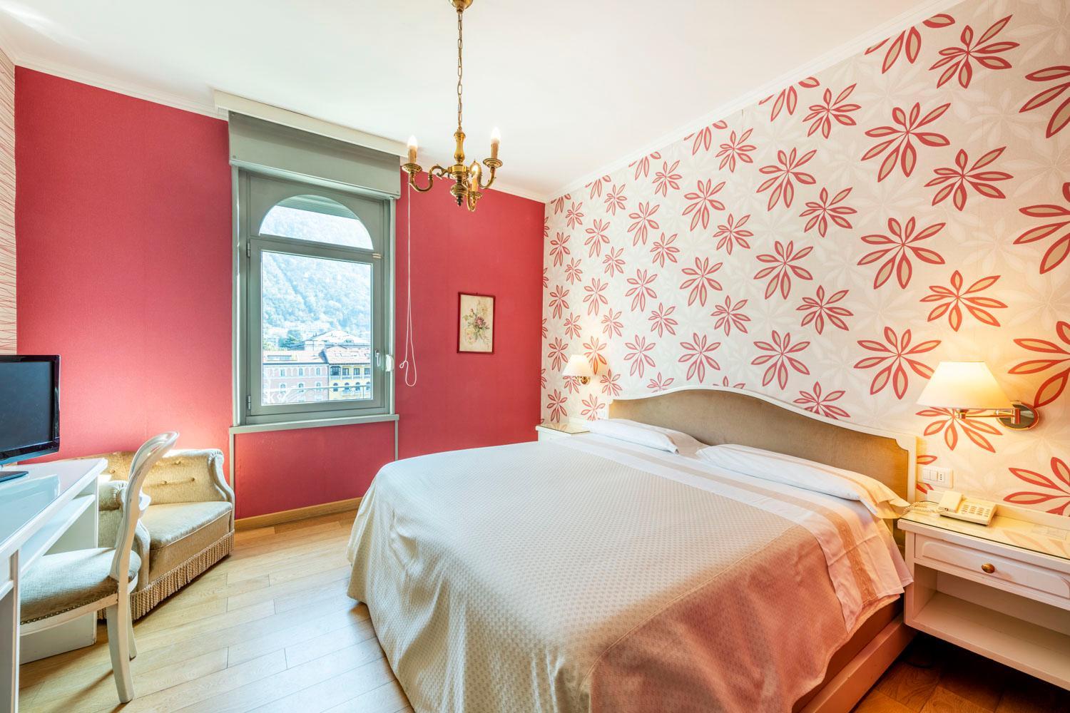 Double or Twin Room with City View - Photo 4