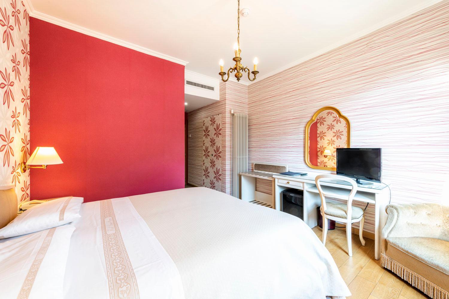 Double or Twin Room with City View - Photo 3