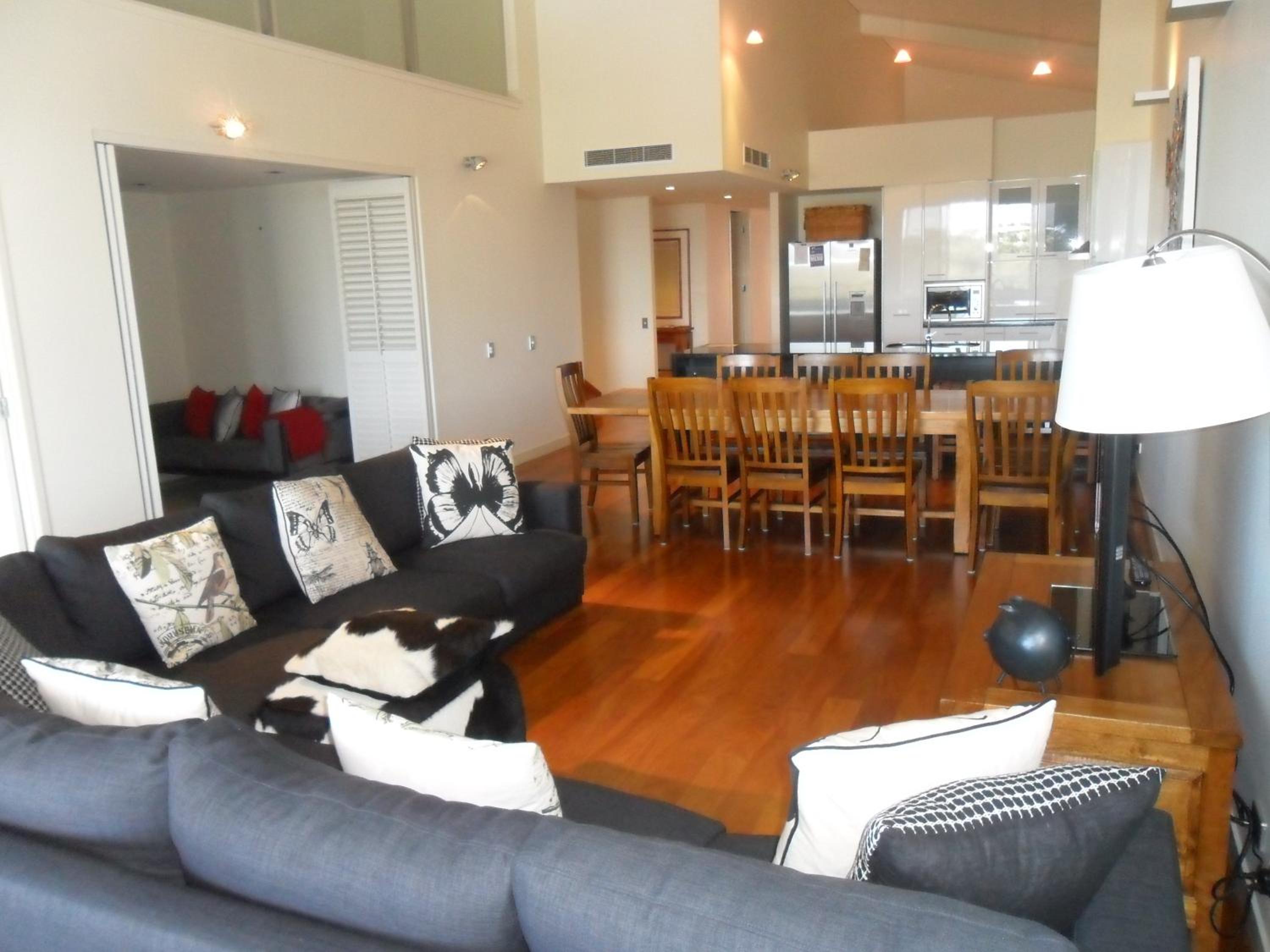 Four-Bedroom Two Story Apartment photo 3