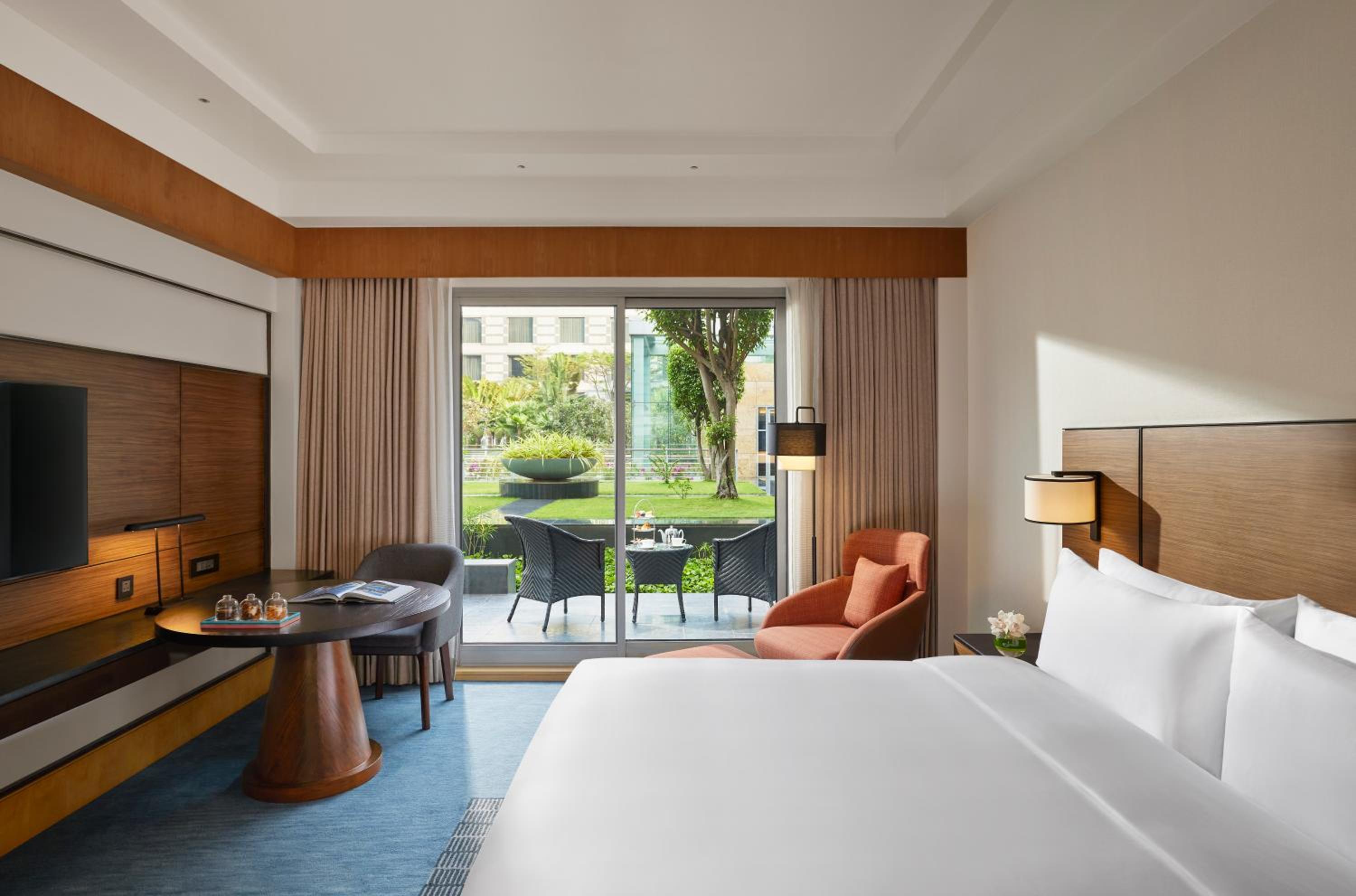 Queen Room With Patio - Club Access