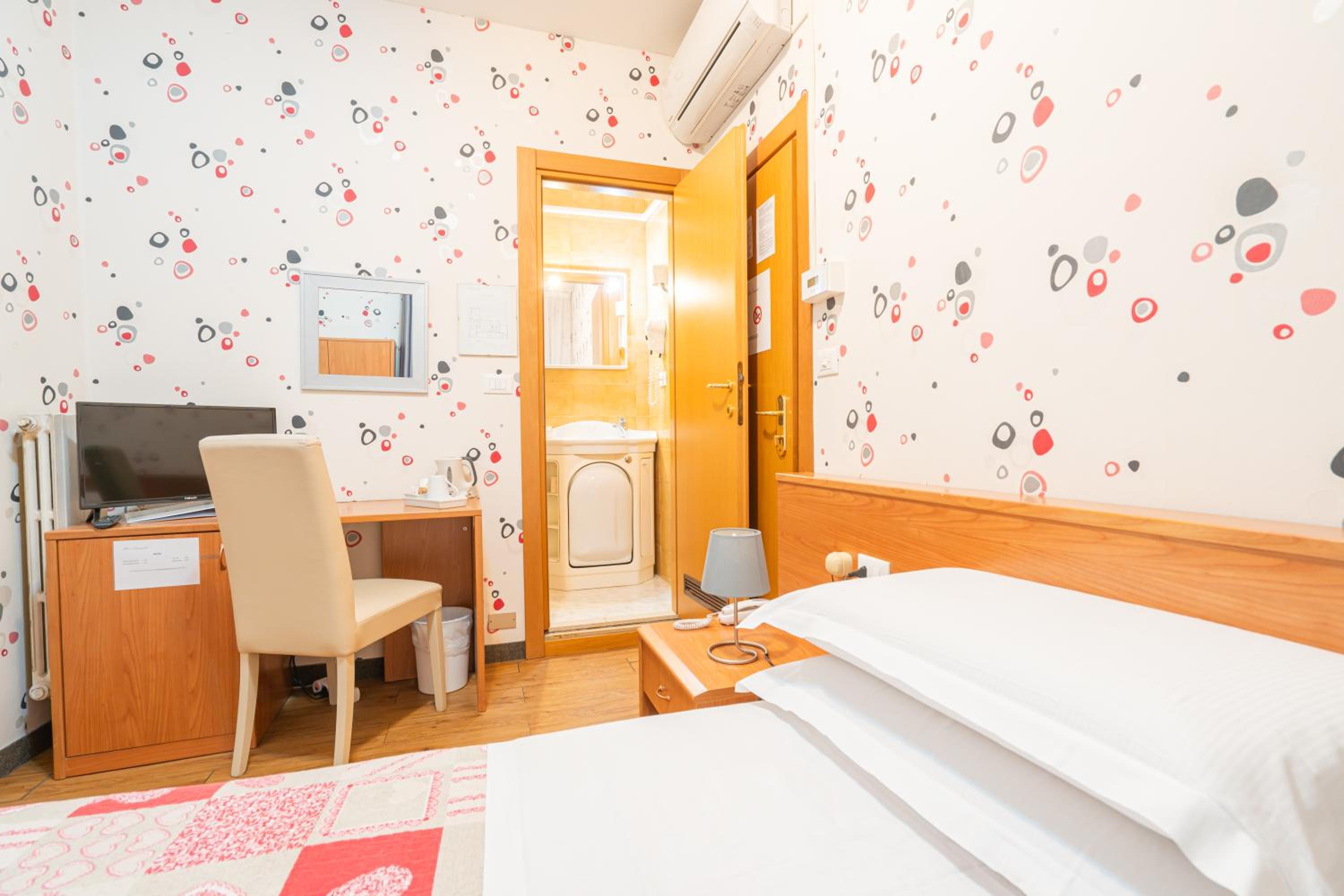Single Room - Photo 2
