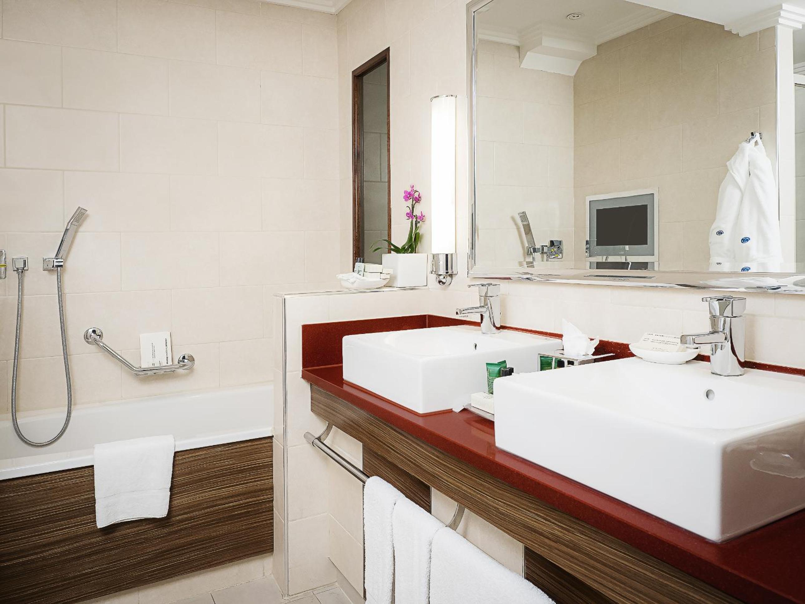 Tower Suite with Lounge Access thumbnail 6
