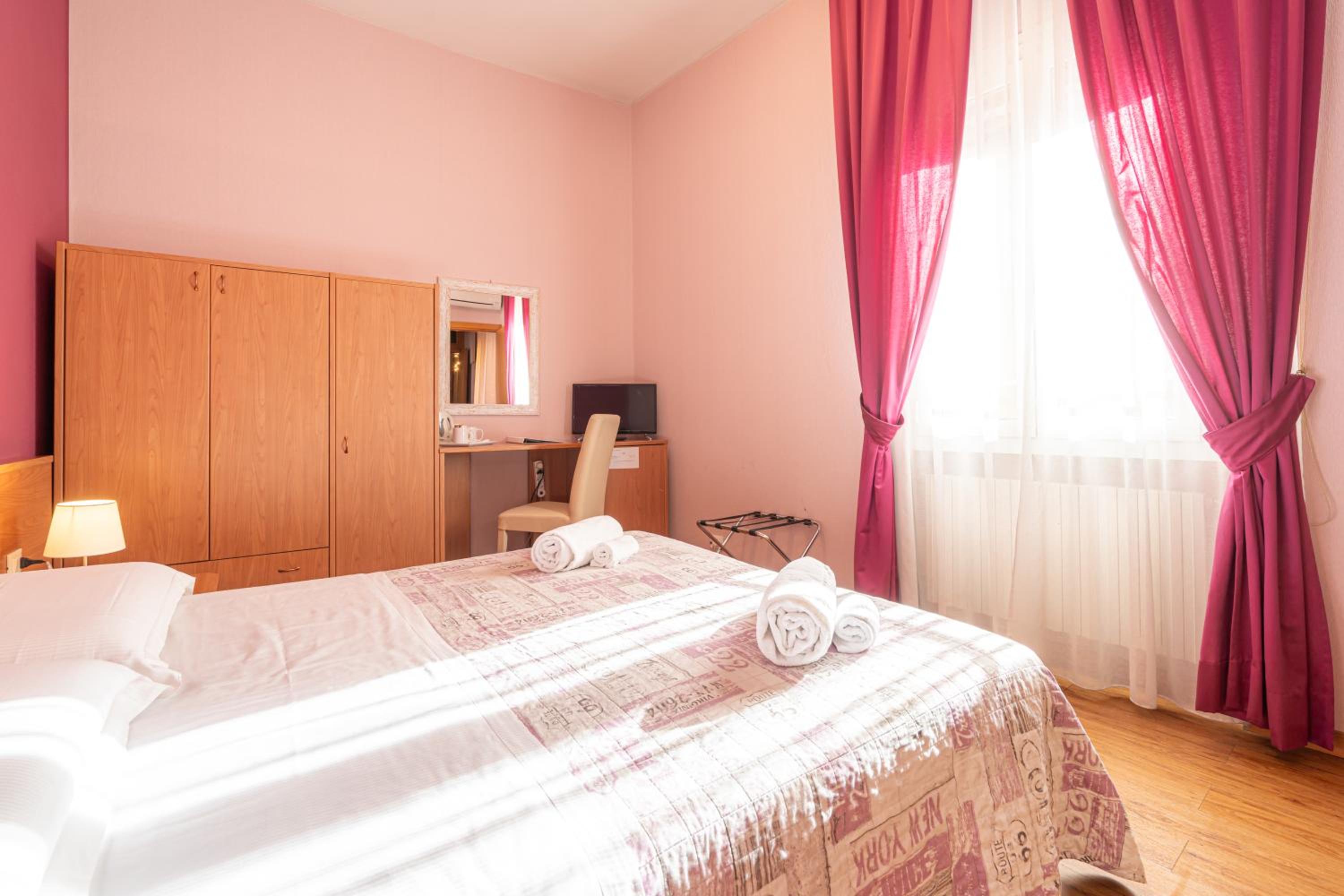 Double or Twin Room - Photo 7