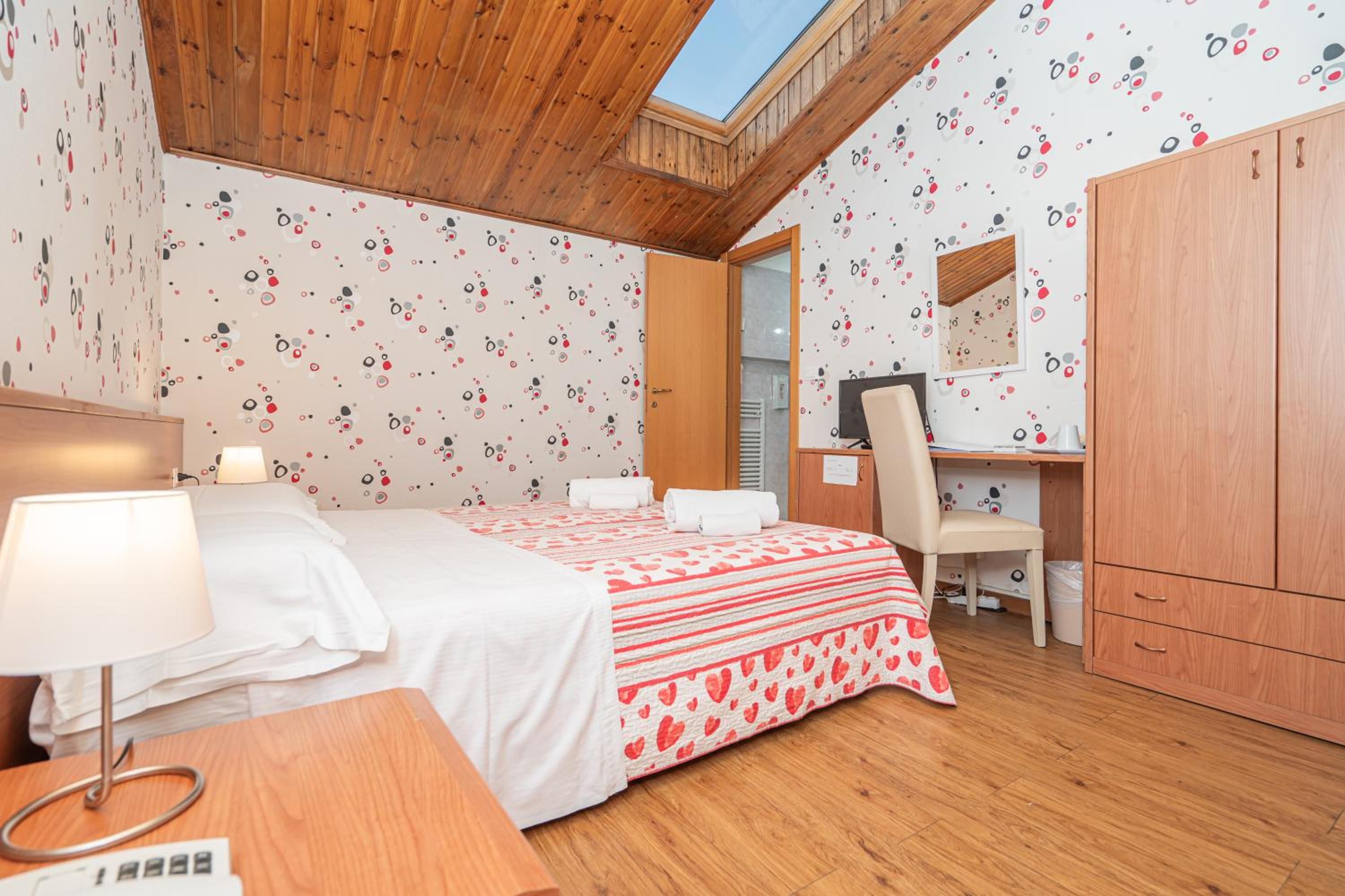 Double or Twin Room - Photo 8