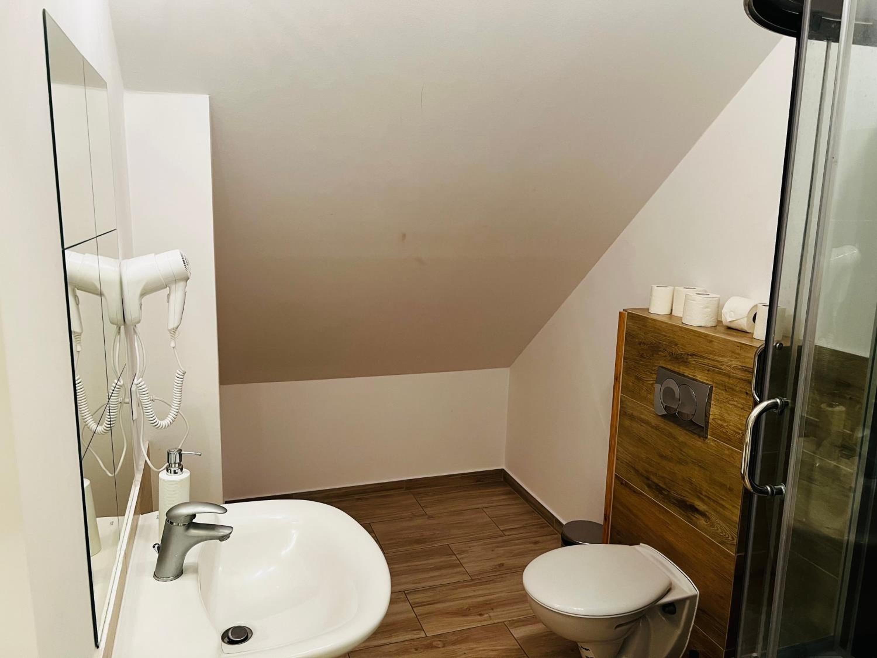Economy Triple Room photo 3