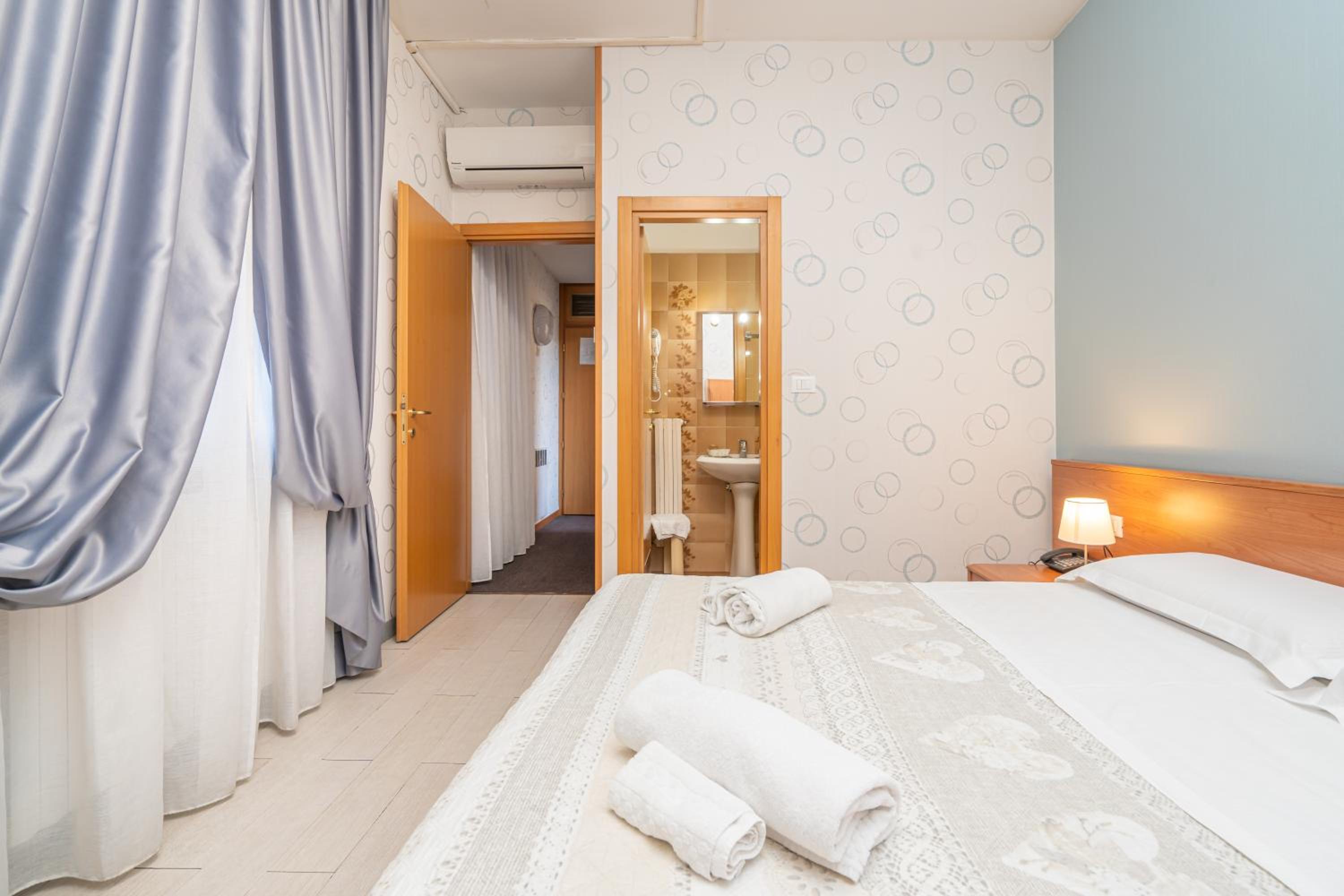 Double or Twin Room - Photo 10