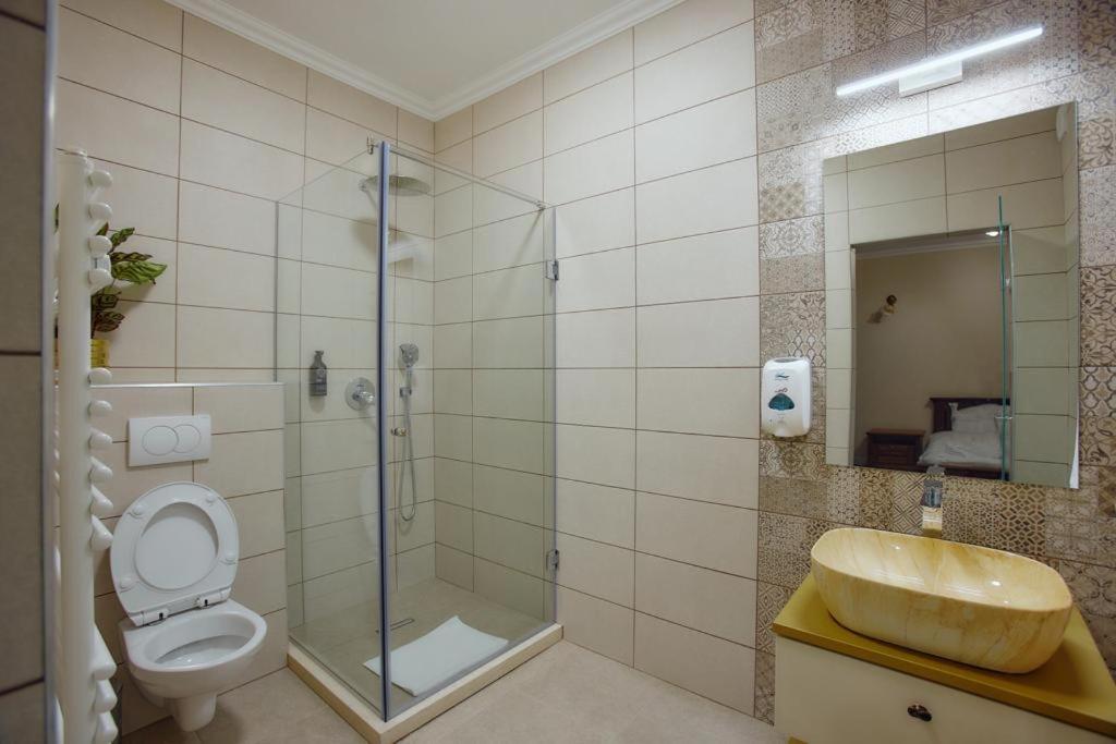 Queen Room photo 2
