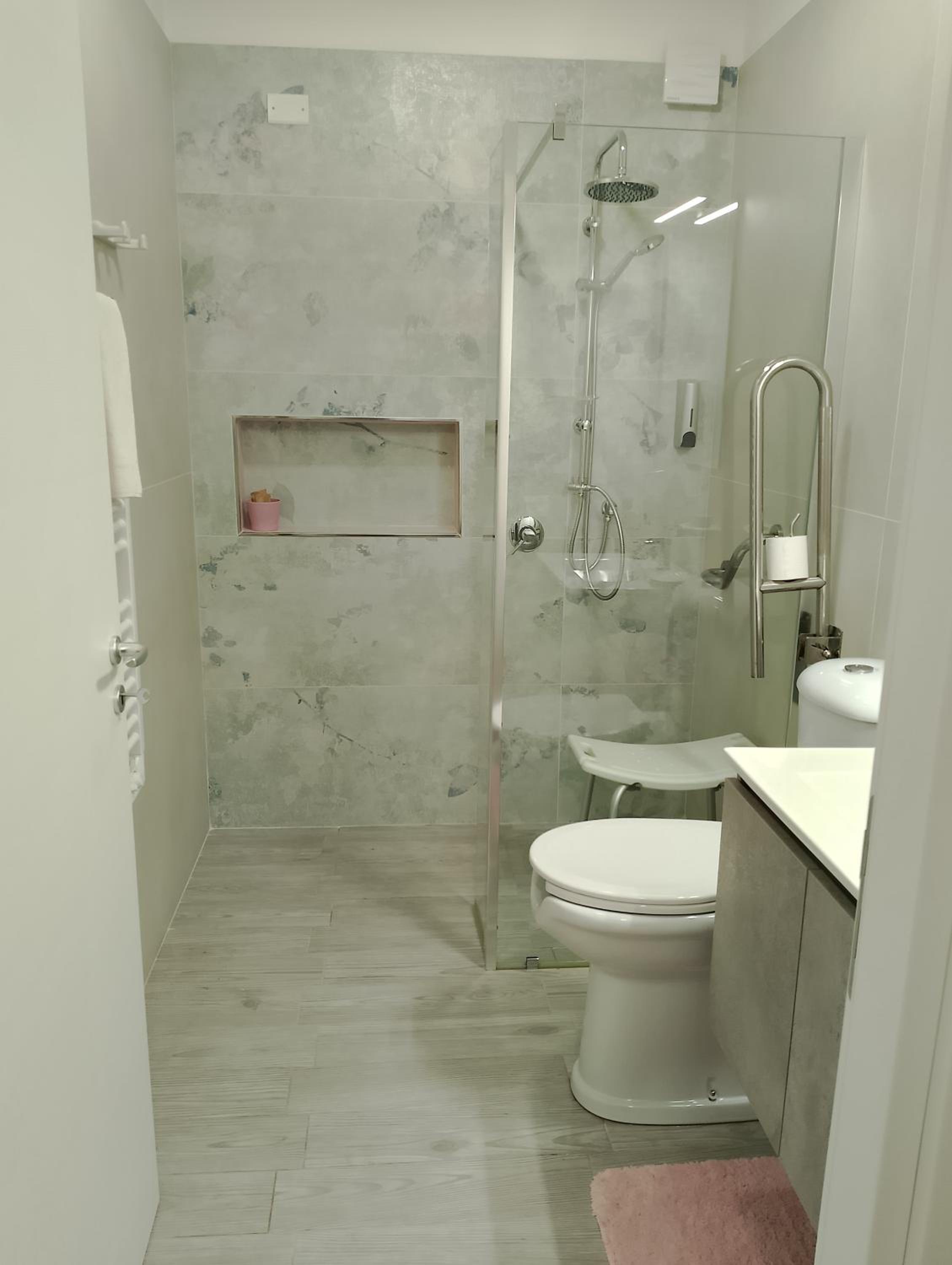 Double Room with Hot Tub - Photo 2