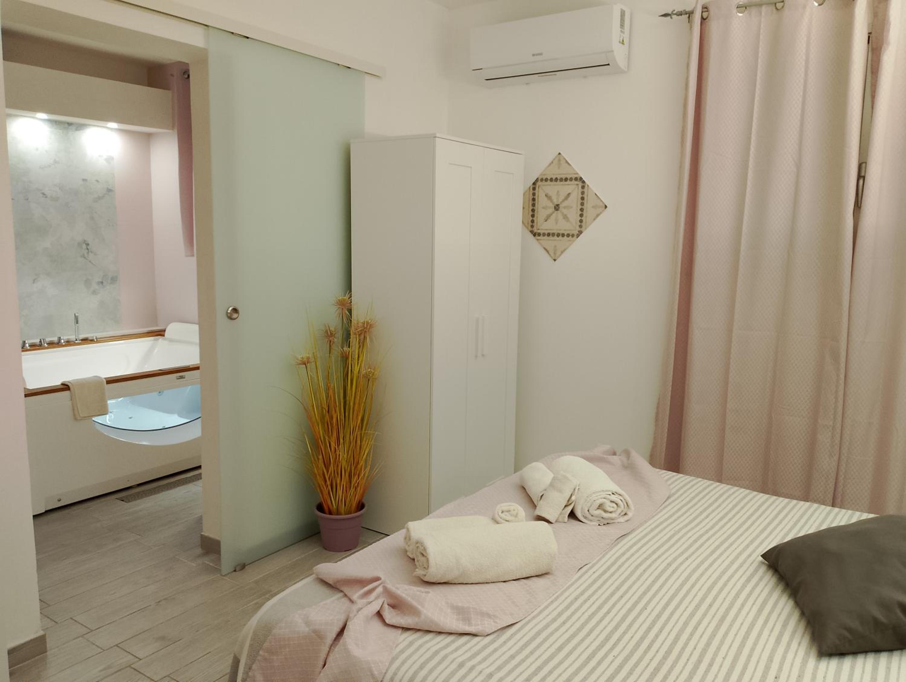 Double Room with Hot Tub - Photo 3