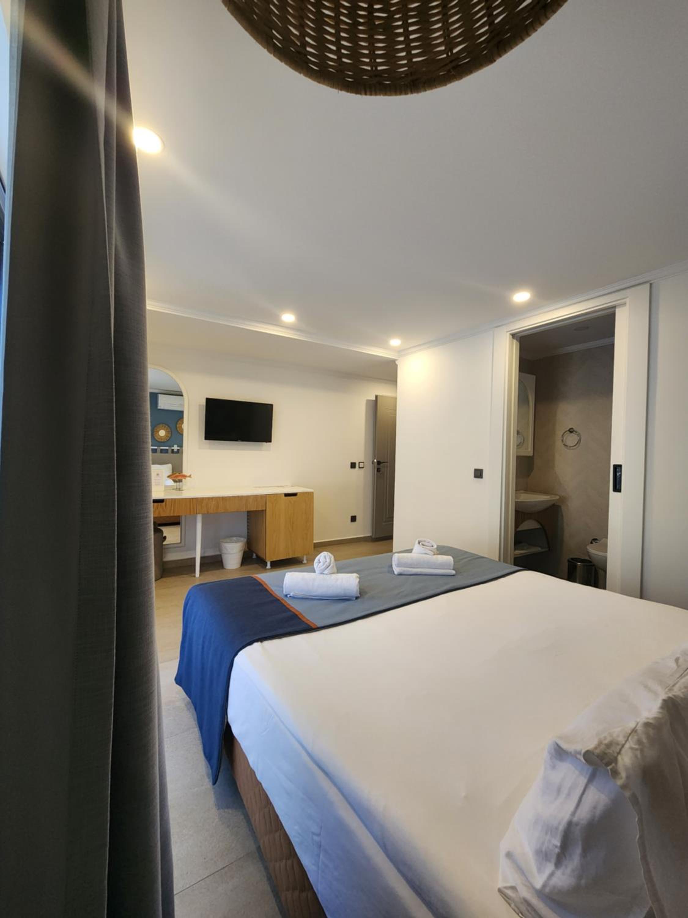 Double Room with Terrace thumbnail 5