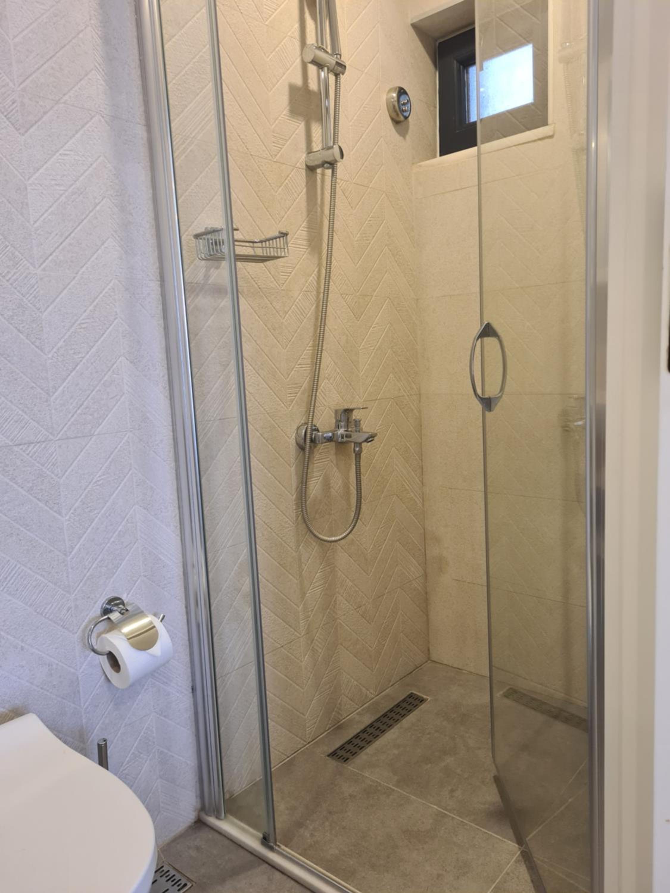 Standard Twin Room thumbnail 5