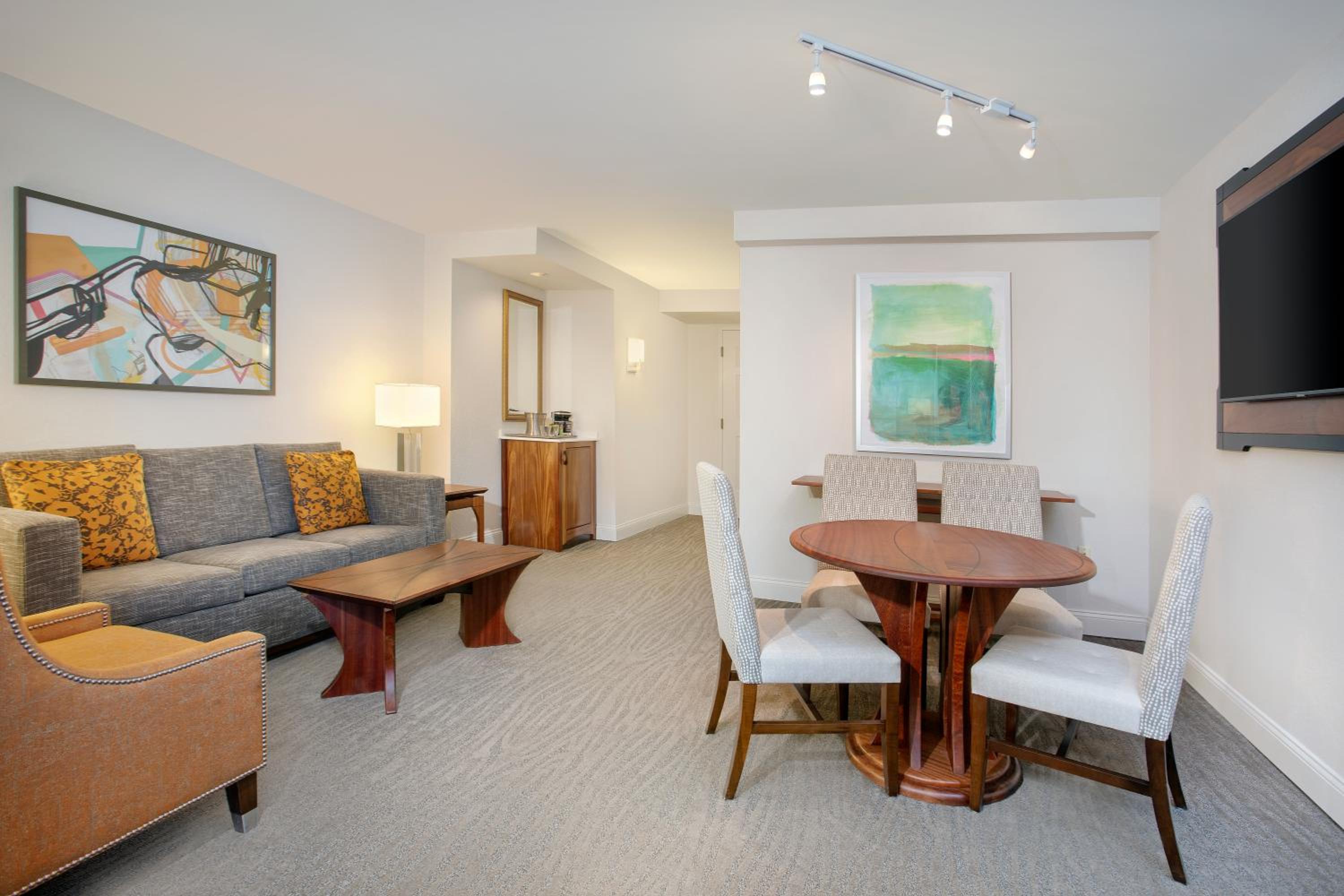 One-Bedroom Suite - Photo 5