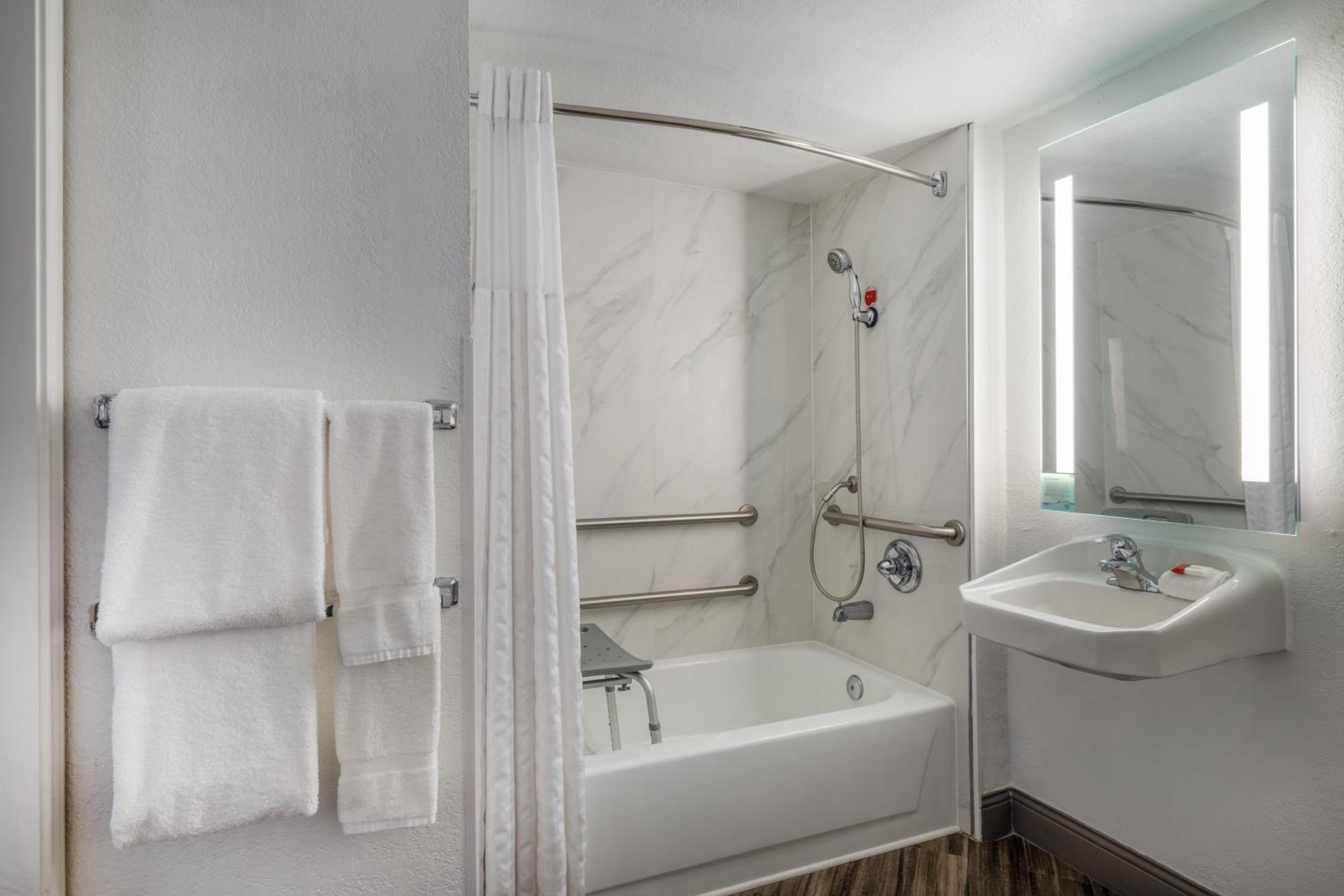 King Room with Bath Tub - Mobility Accessible/Non-Smoking - Photo 4