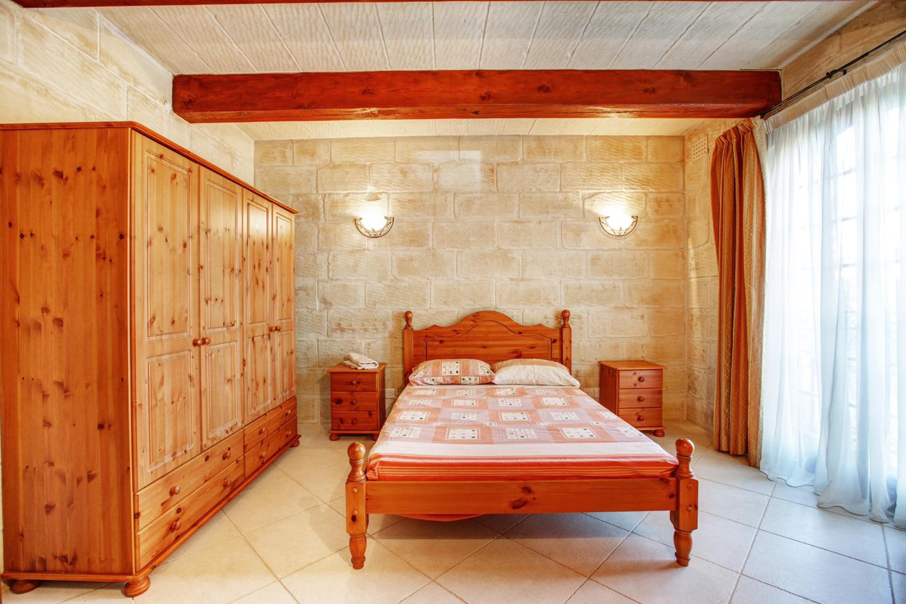 Five-Bedroom House photo 1
