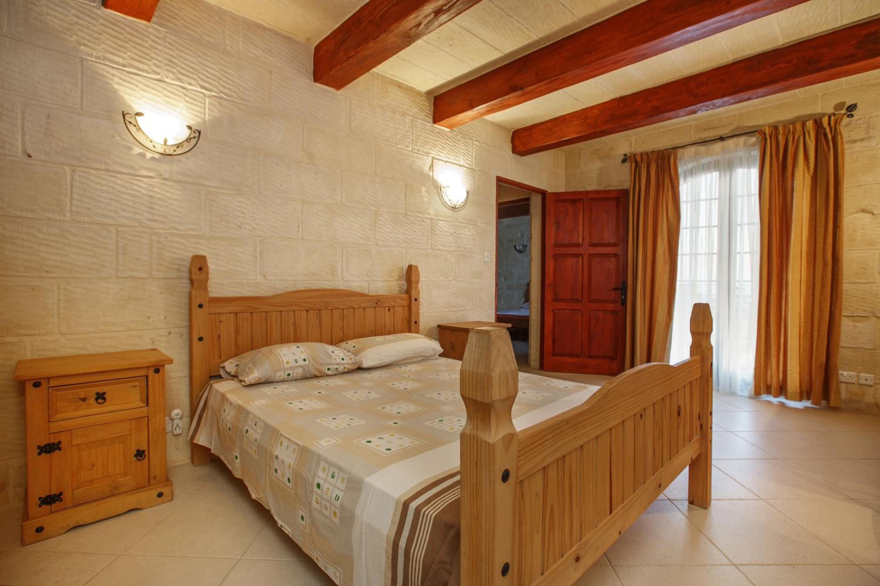 Five-Bedroom House photo 2