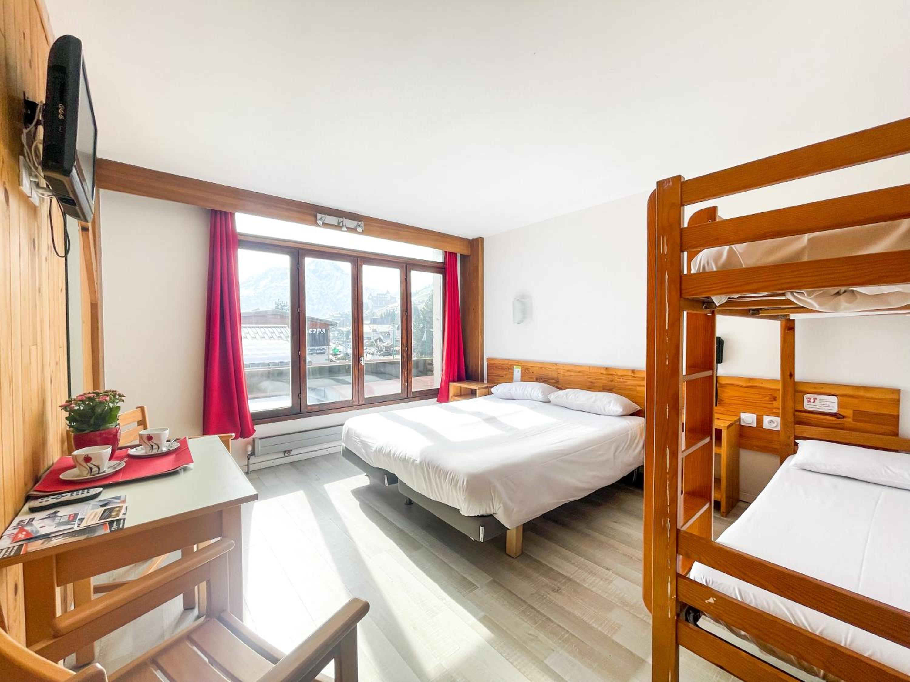 Quadruple Room with Mountain View photo 3