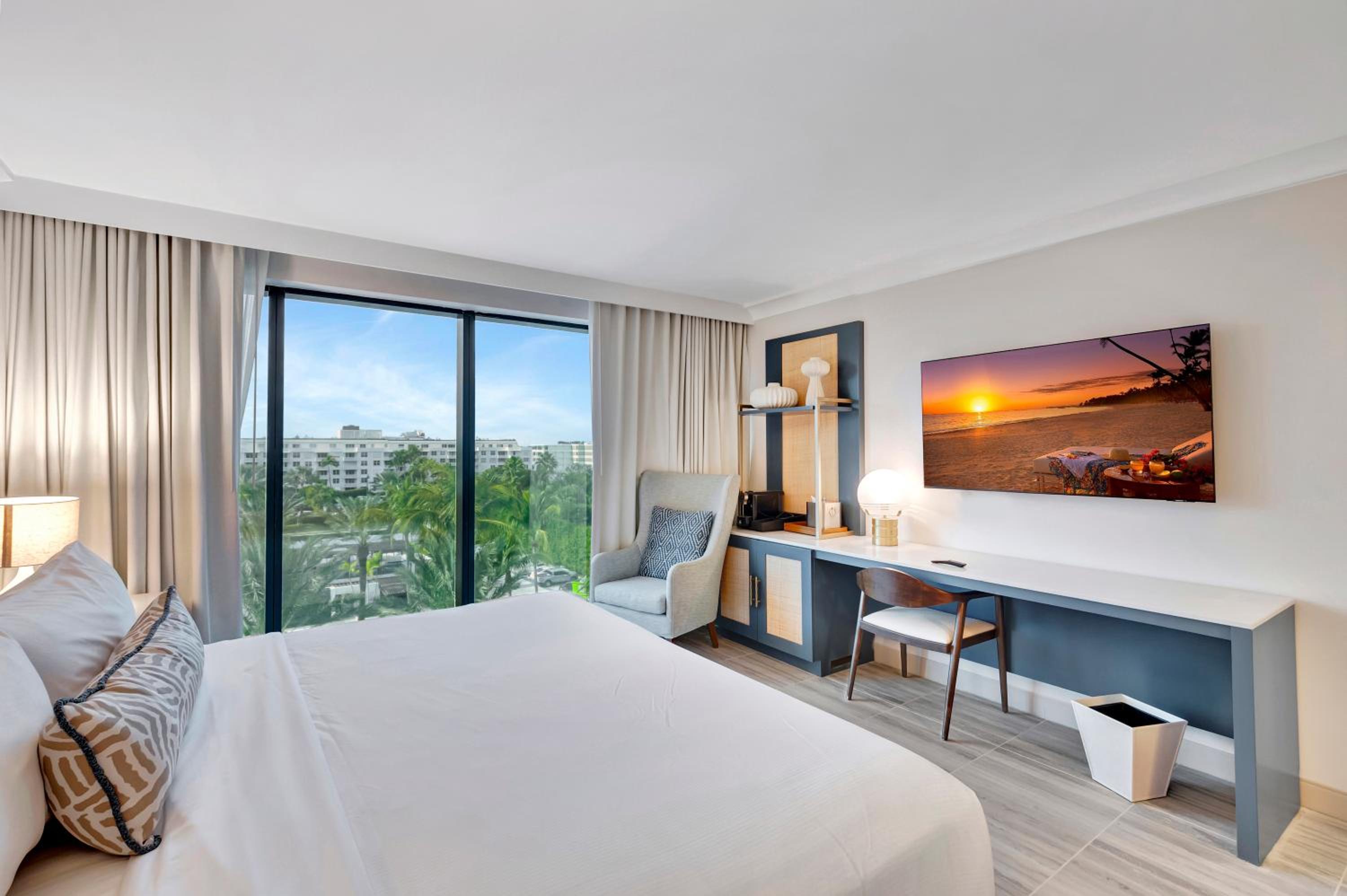 Guest room, 1 King, Pool view - Photo 4