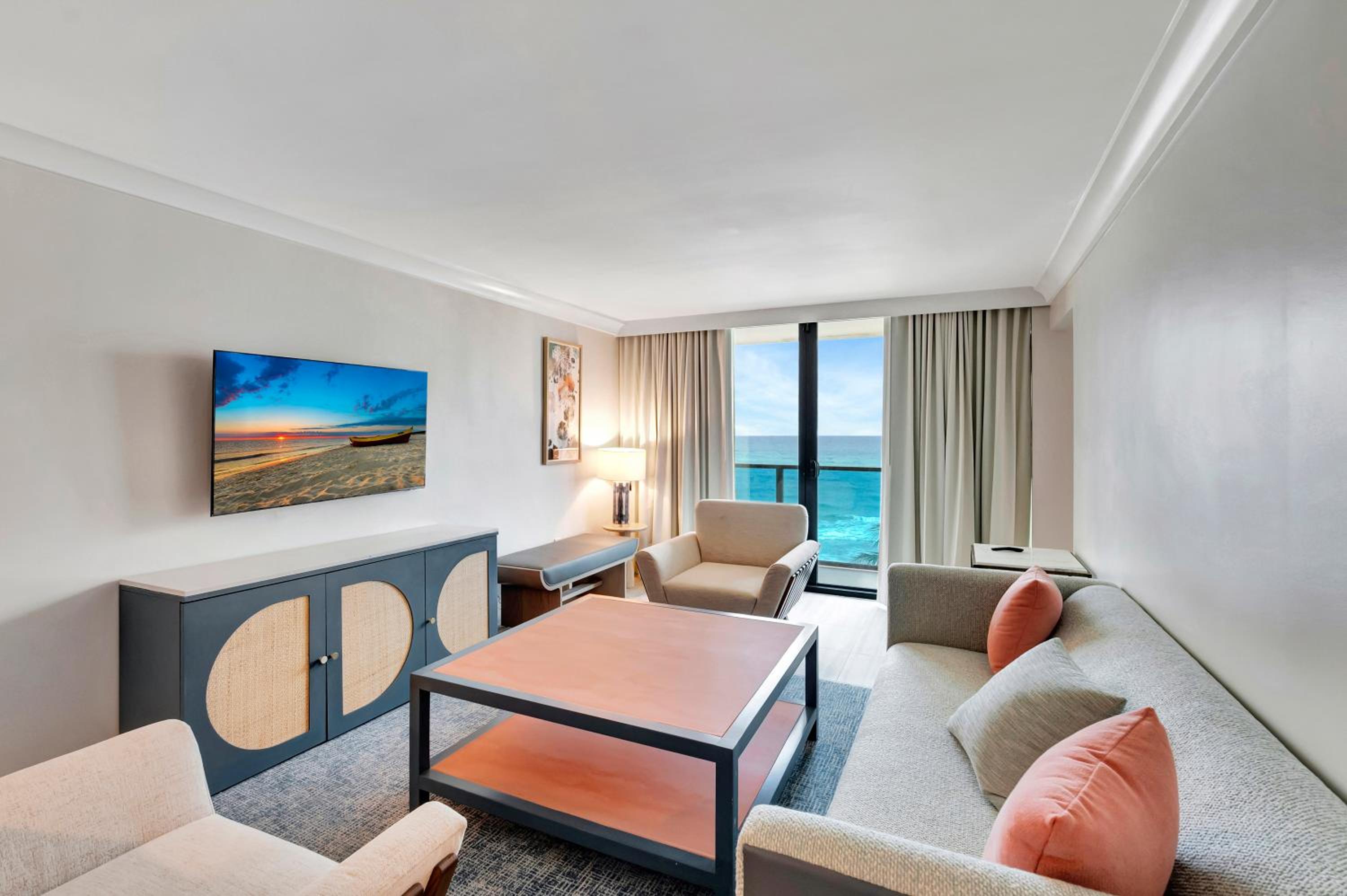 Ocean Front King Suite W/Balcony - Photo 2