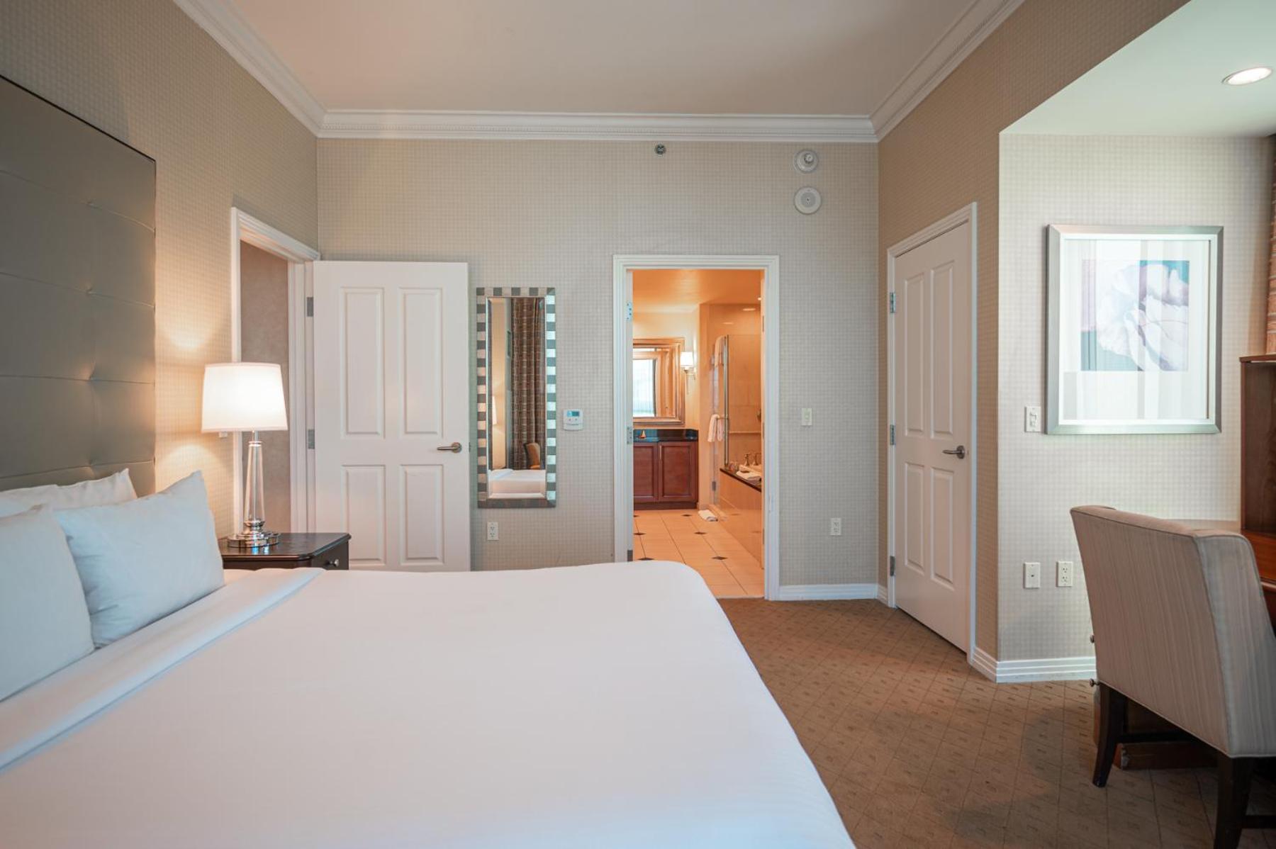1BR Elite Penthouse Suite Mountain View with Balcony - Photo 16