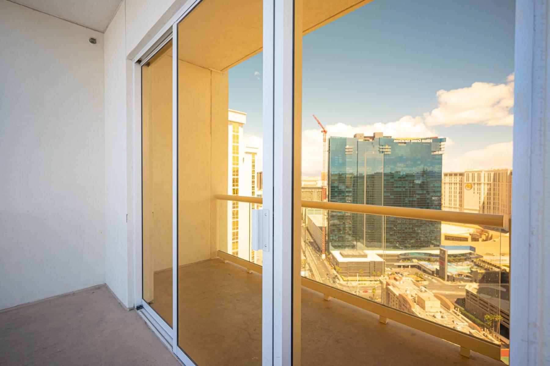 1BR Elite Penthouse Suite Mountain View with Balcony - Photo 44