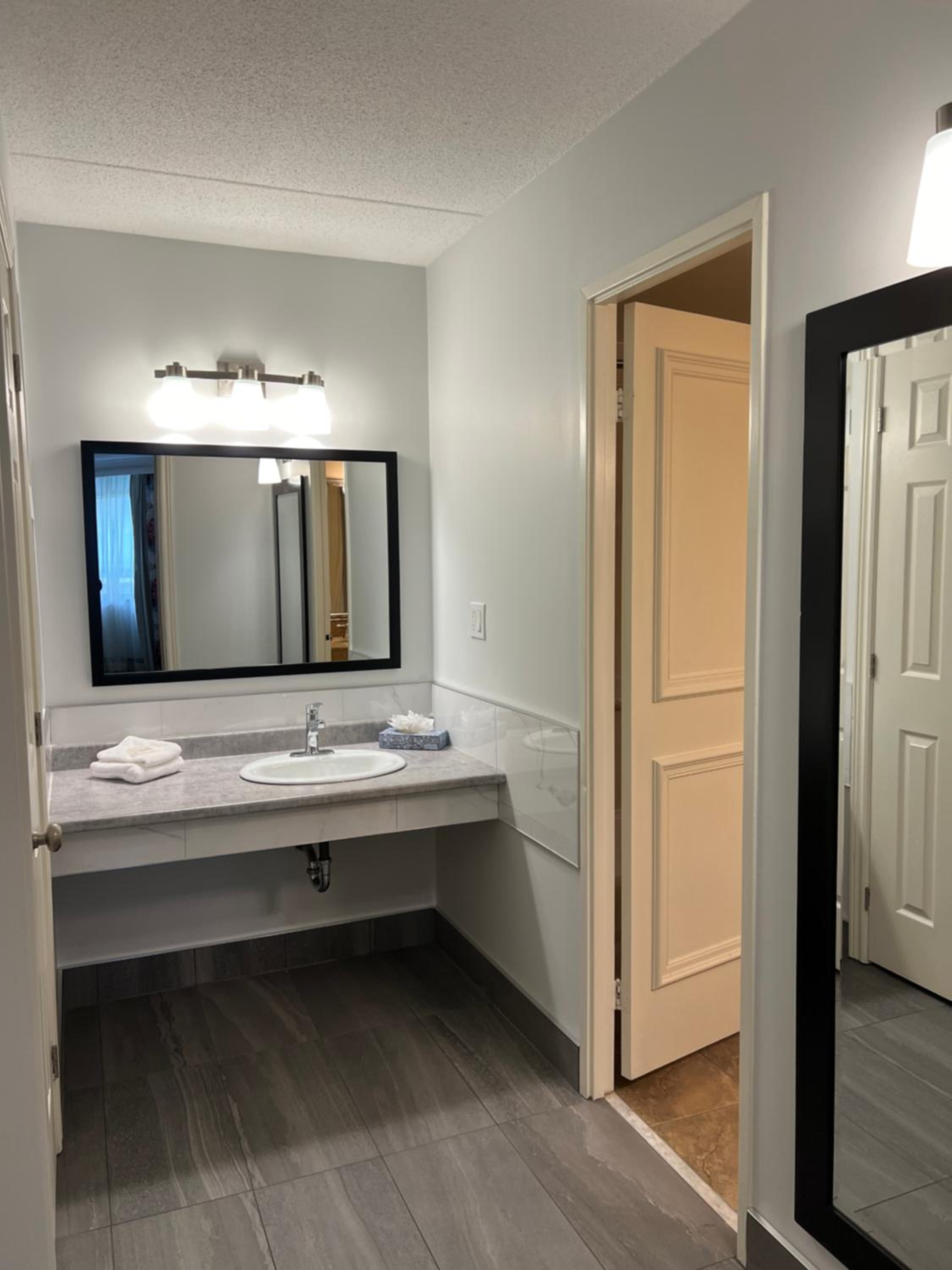 Family Suite with Two Queen Beds - Non-Smoking - Photo 3