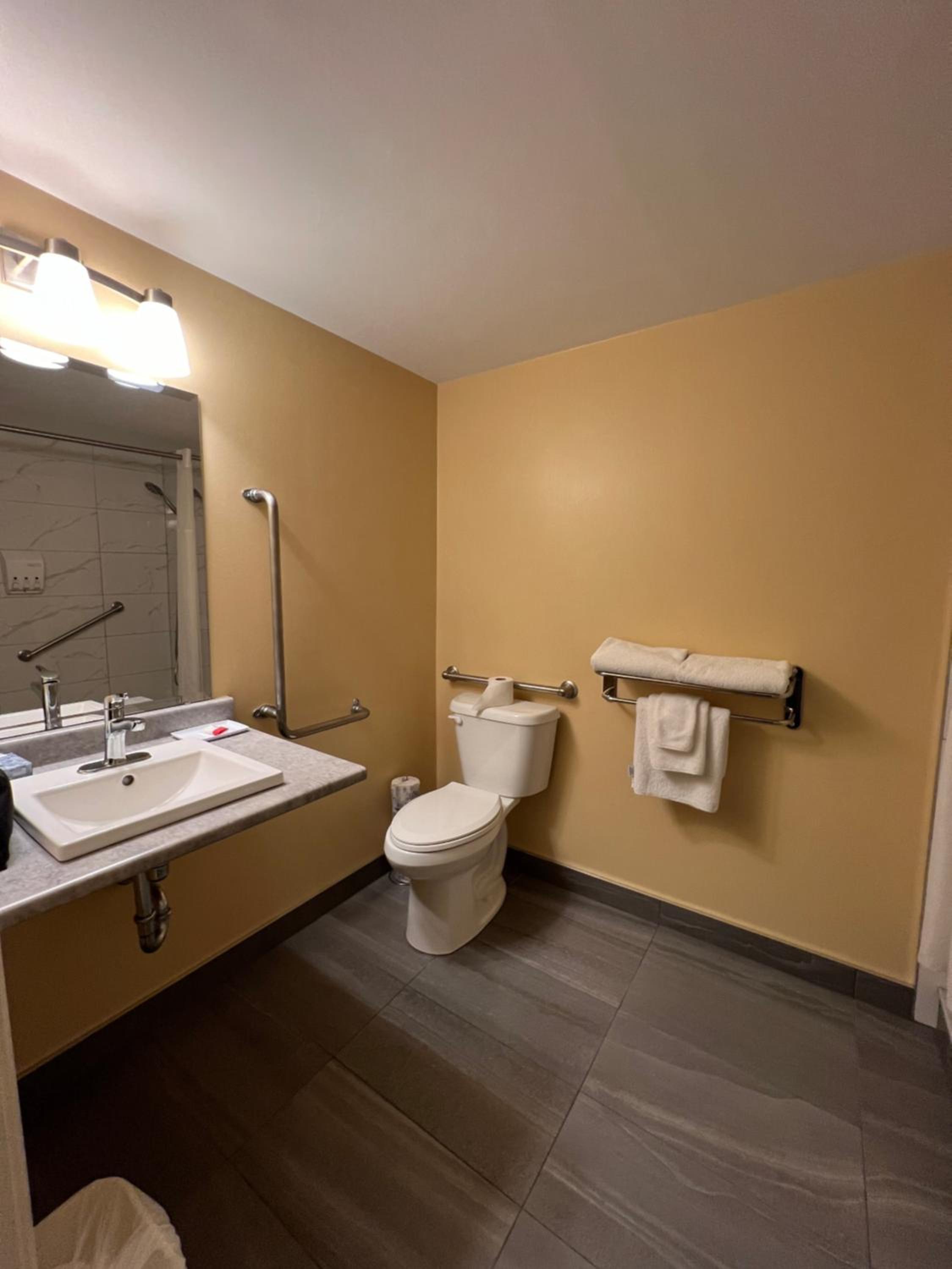 Queen Room - Mobility Accessible/Non-Smoking photo 3