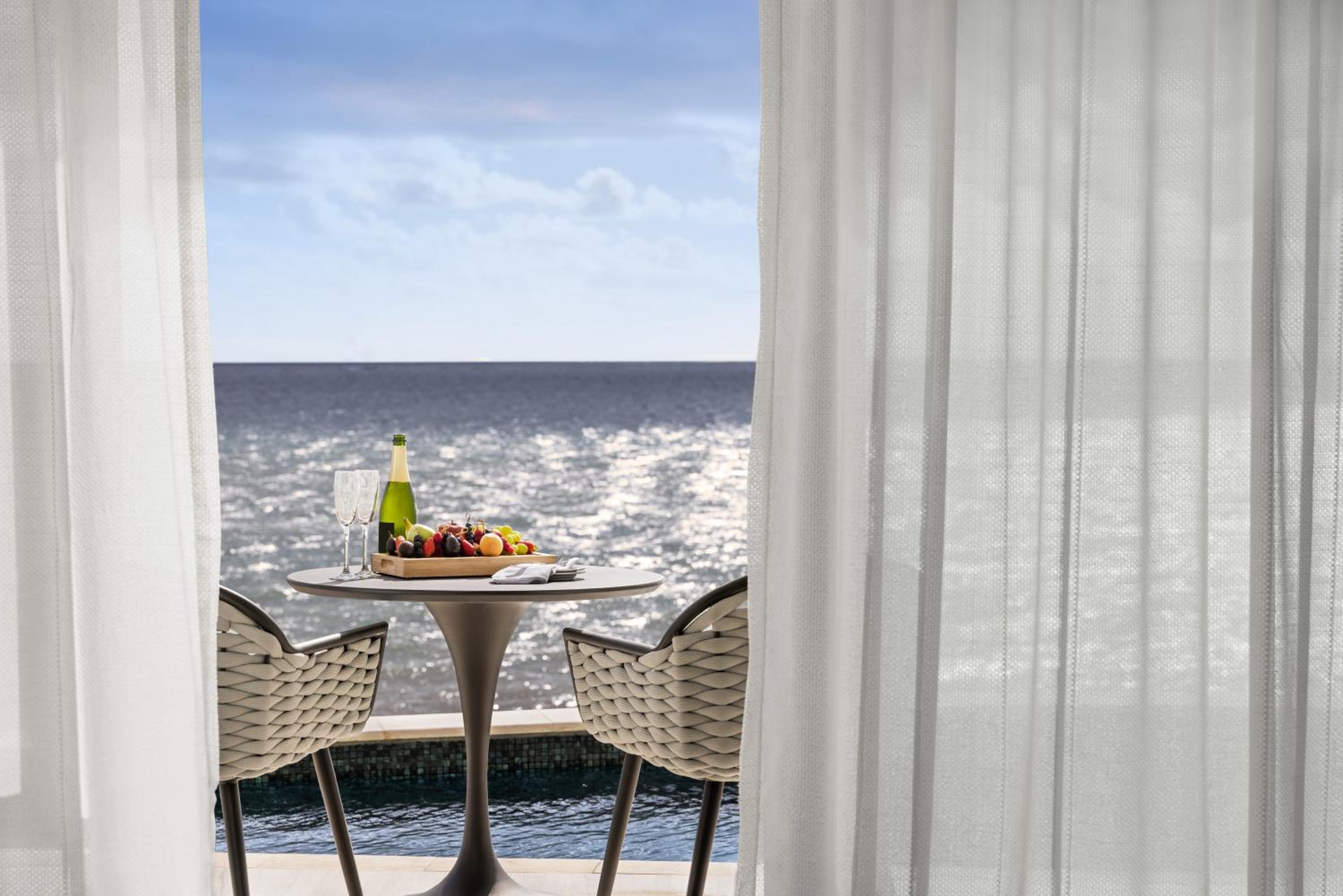 Queen Corner Guest Room - Oceanfront