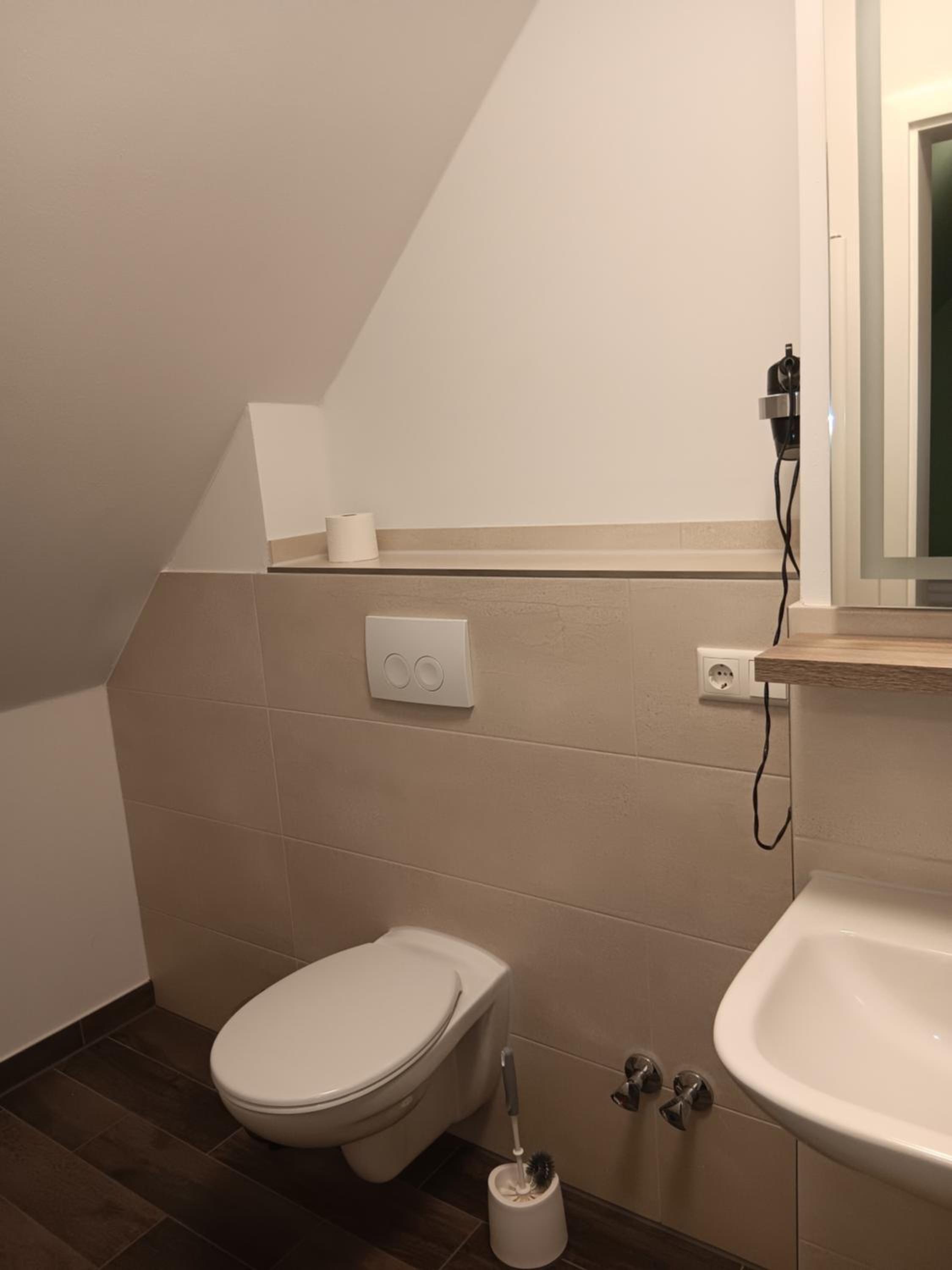Twin Room with Bathroom - Photo 3