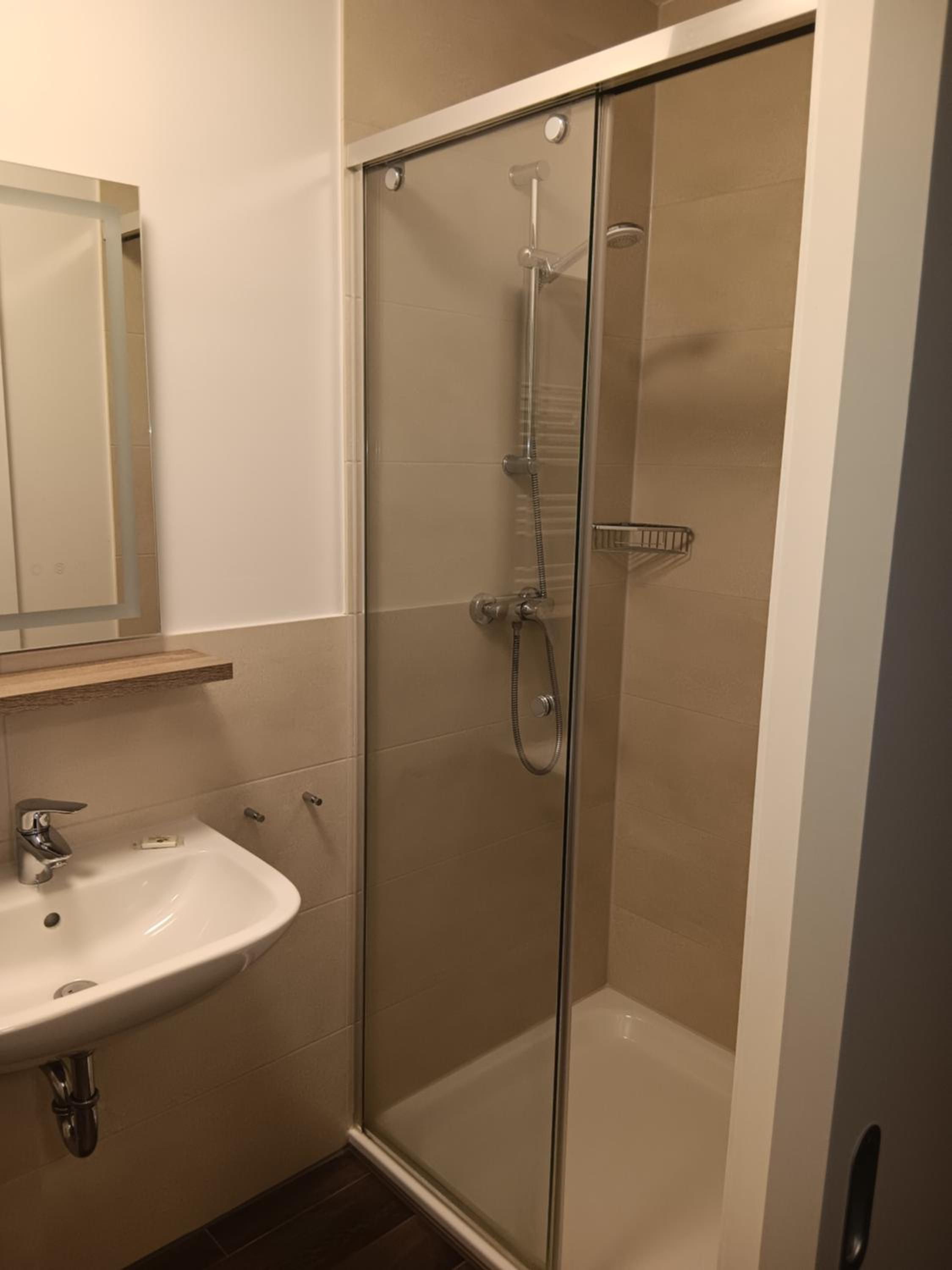 Twin Room with Bathroom - Photo 4
