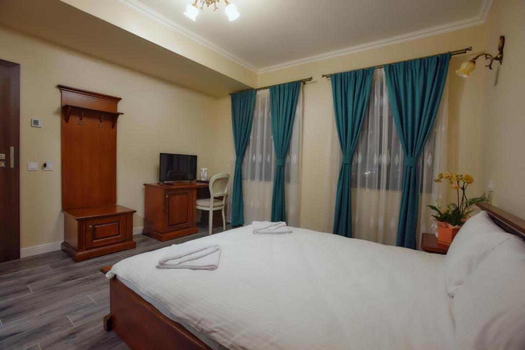 Queen Room photo 1