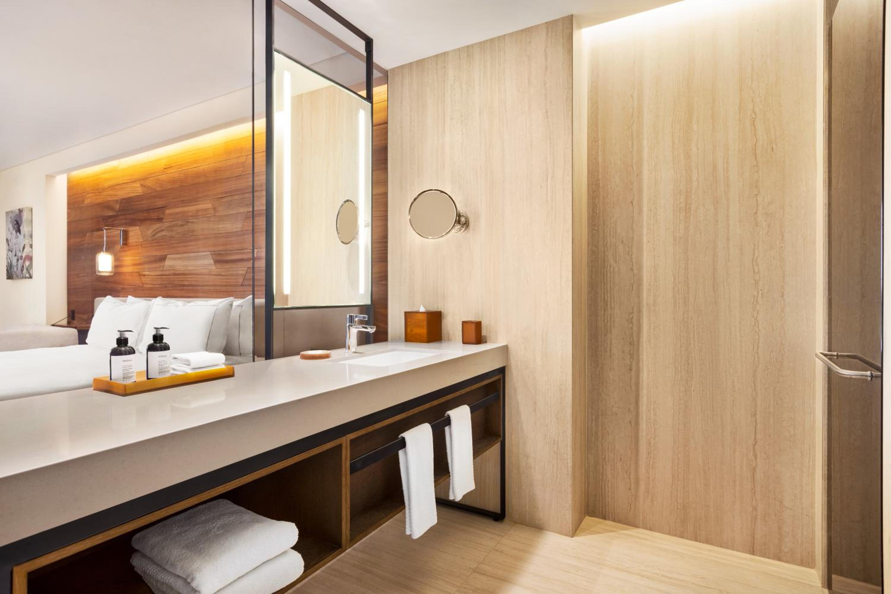 Queen Guestroom With Ocean Front Swim Up