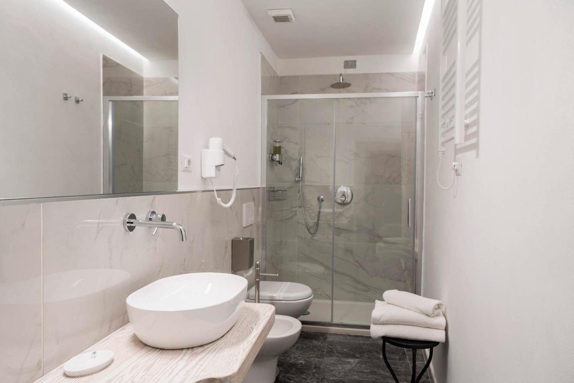 Double Room - Photo 6