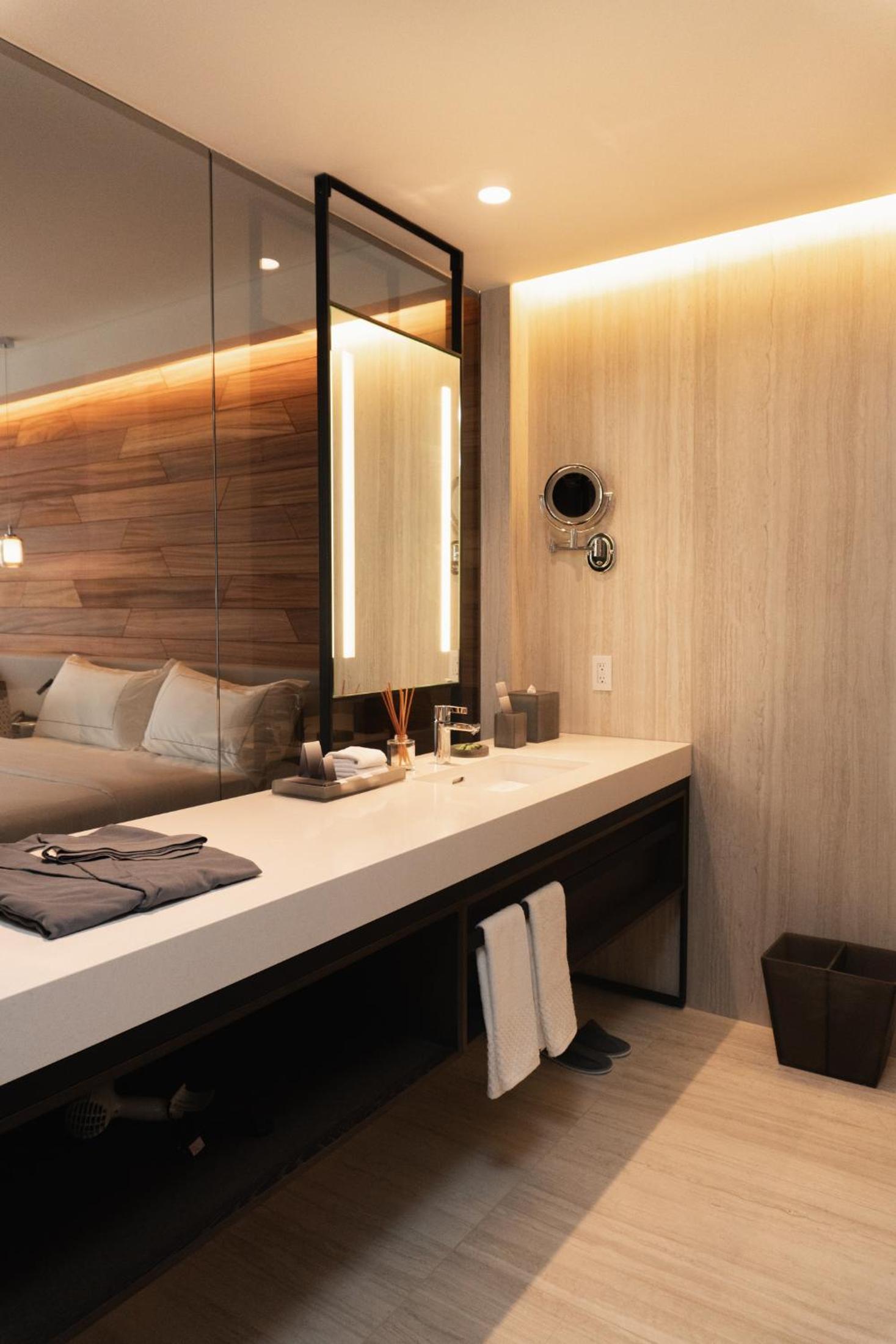 Queen Guest Room With Ocean Front - High Floor