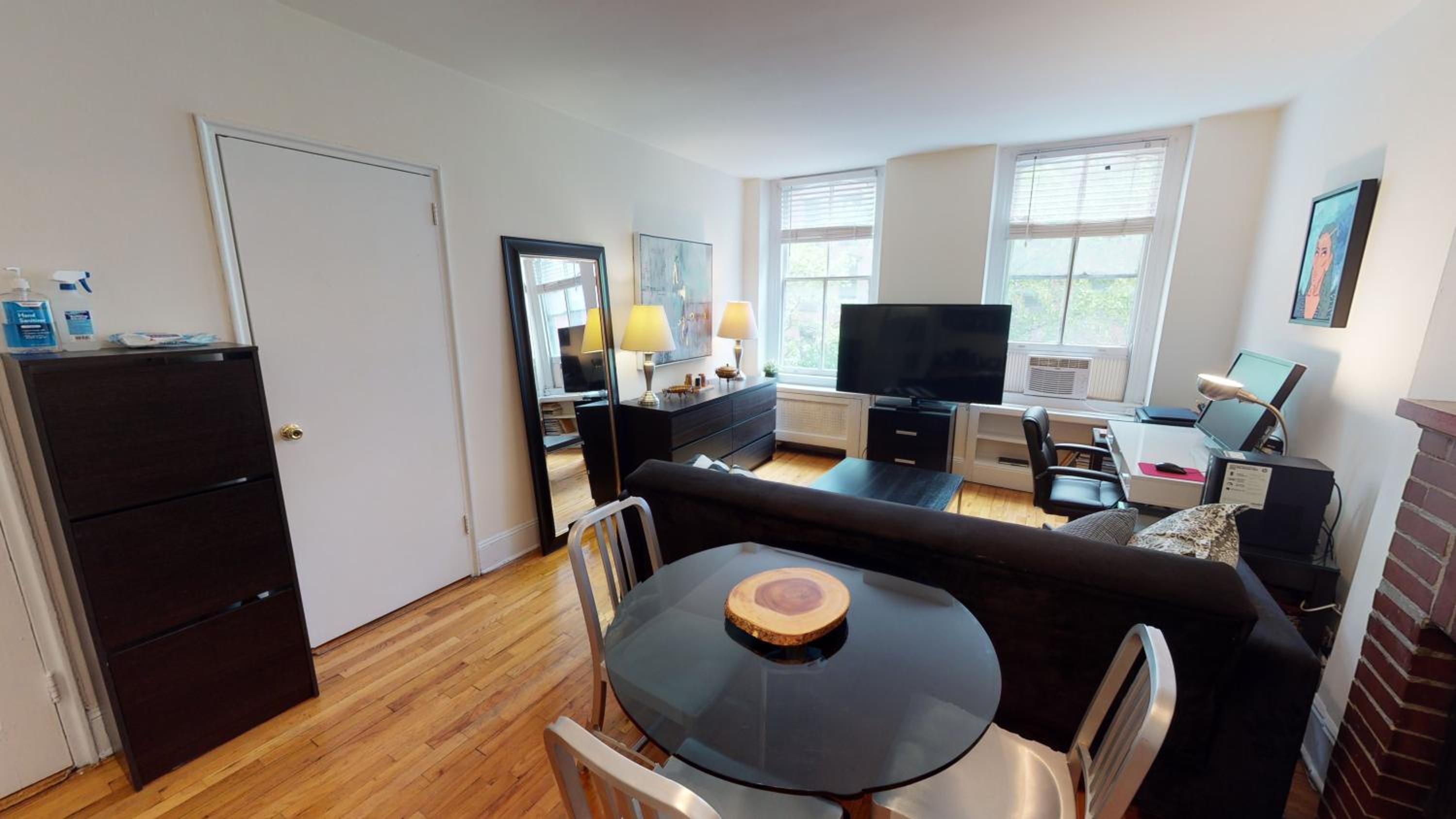 One-Bedroom Apartment photo 3