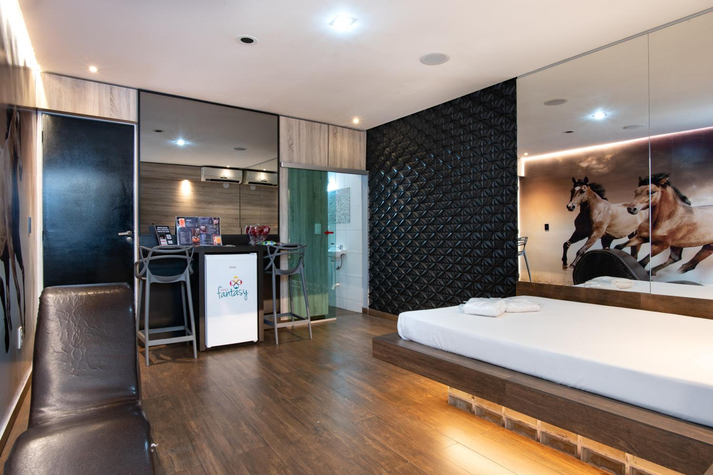 Standard Suite - Photo 22