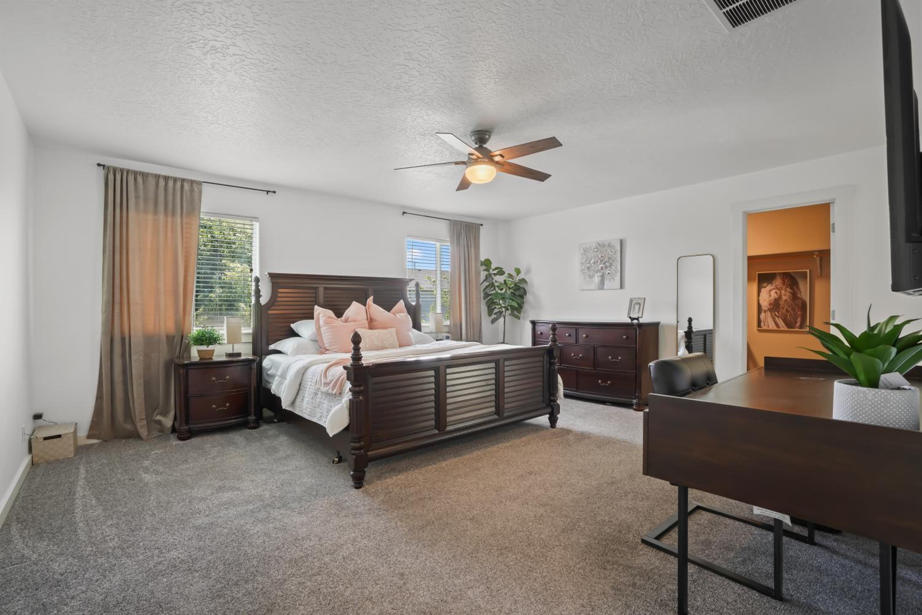 Five-Bedroom House photo 1