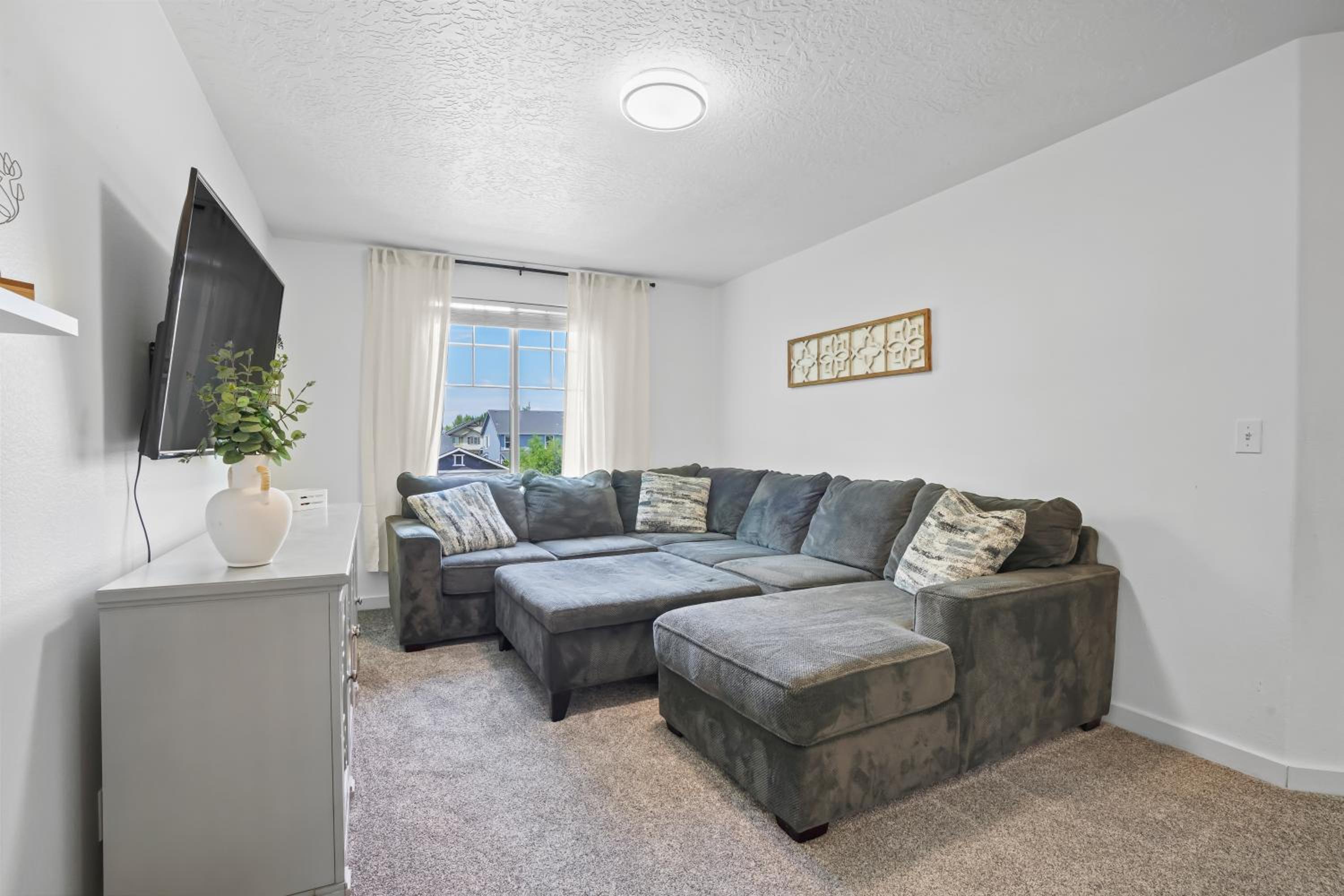 Five-Bedroom House photo 2